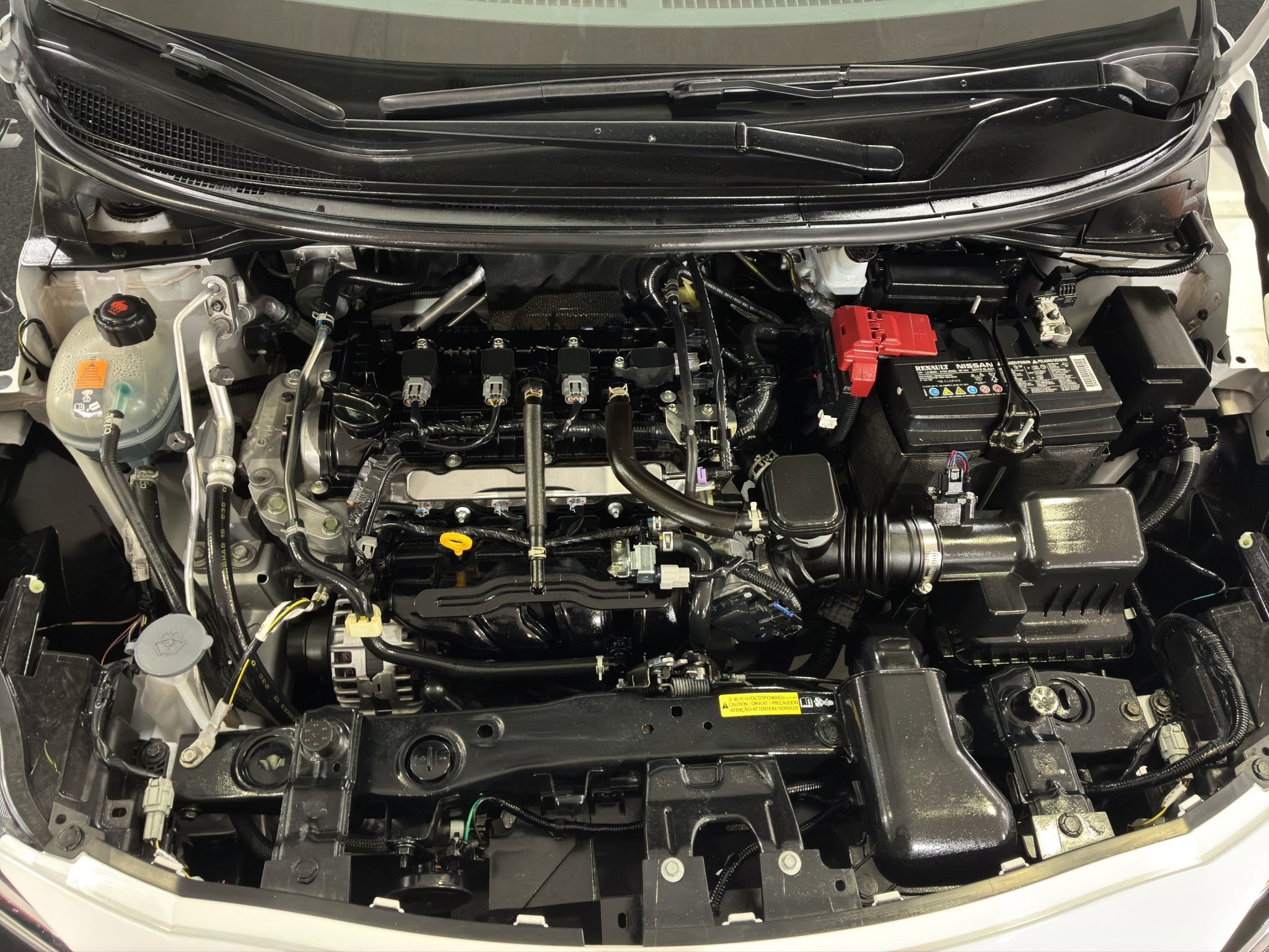 2023 Nissan Versa 4 pts. Sense, TM5, a/ac., R-15 (cambio de línea)