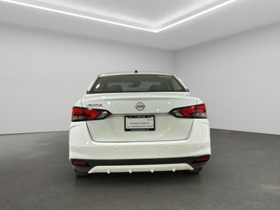 2023 Nissan Versa 4 pts. Sense, TM5, a/ac., R-15 (cambio de línea)