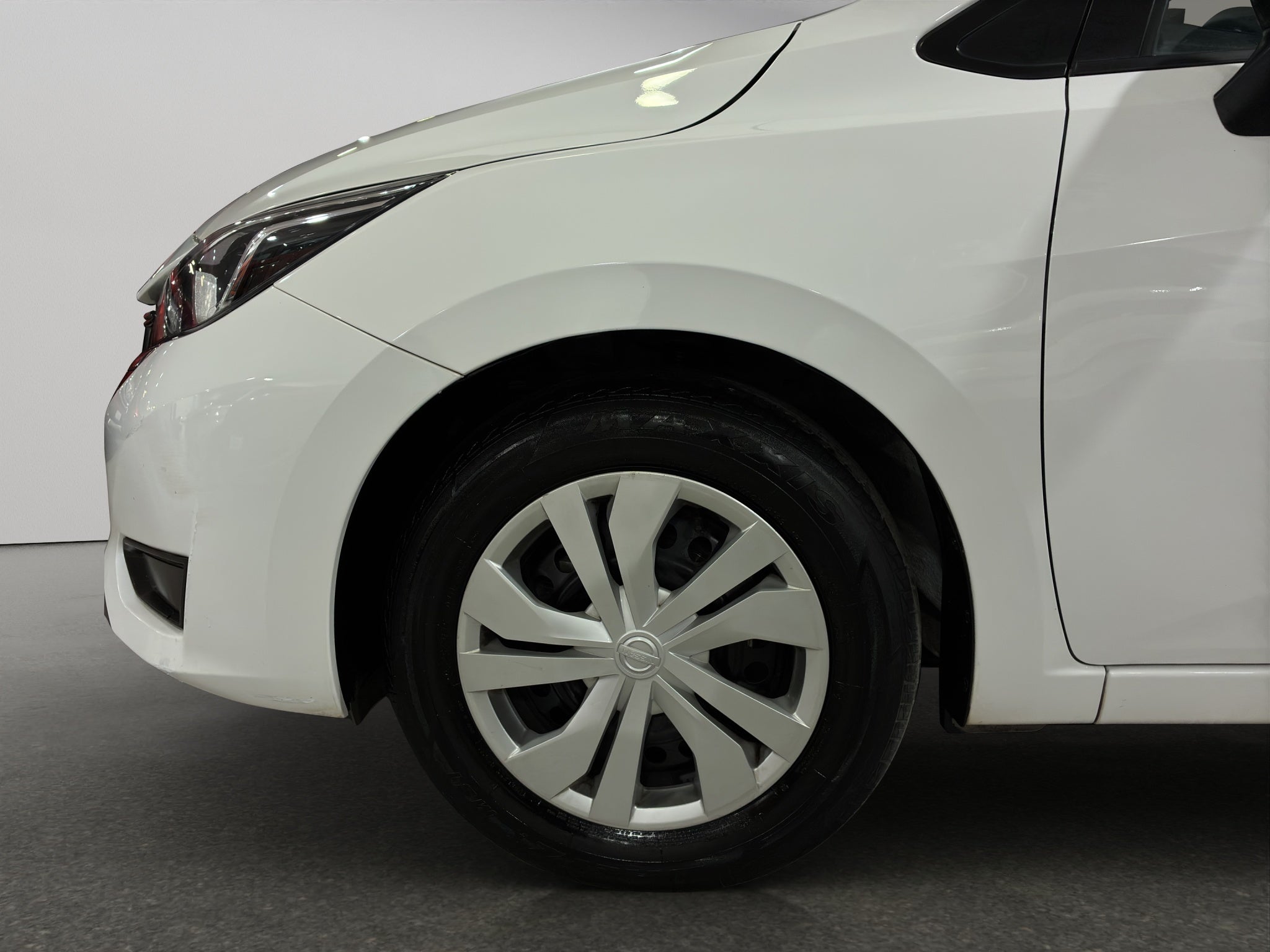 2023 Nissan Versa 4 pts. Sense, TM5, a/ac., R-15 (cambio de línea)