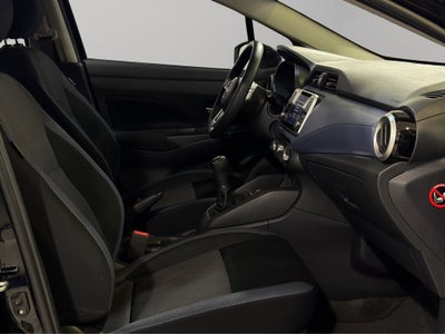 2024 Nissan Versa 4 pts. Advance, TM5, a/ac., f. niebla, RA-16