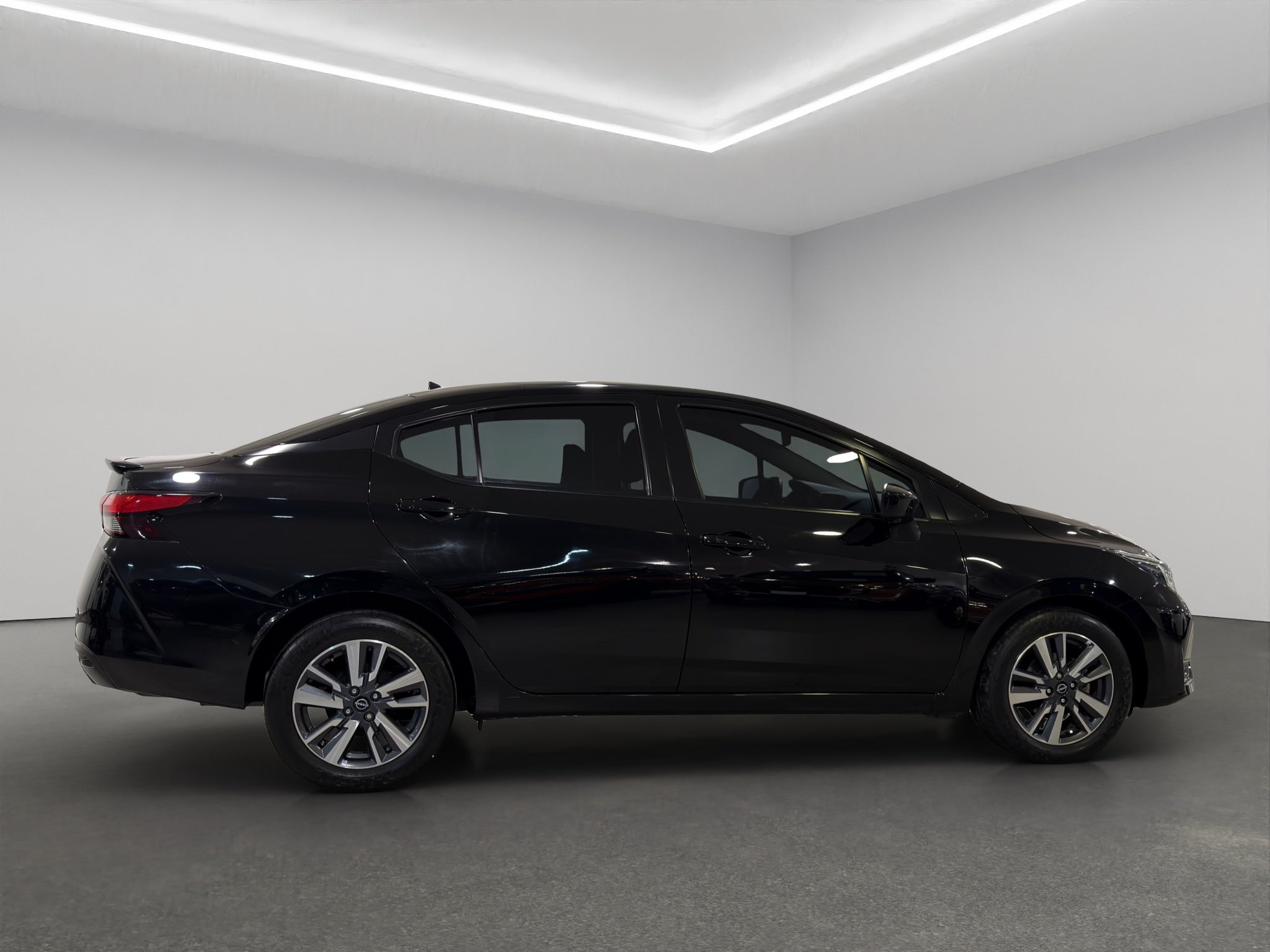 2024 Nissan Versa 4 pts. Advance, TM5, a/ac., f. niebla, RA-16