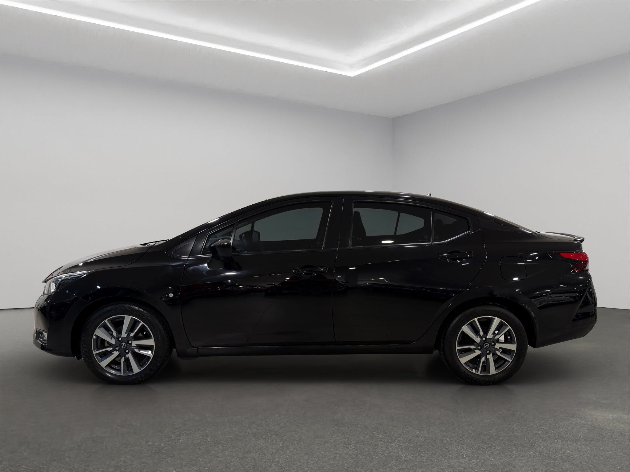 2024 Nissan Versa 4 pts. Advance, TM5, a/ac., f. niebla, RA-16