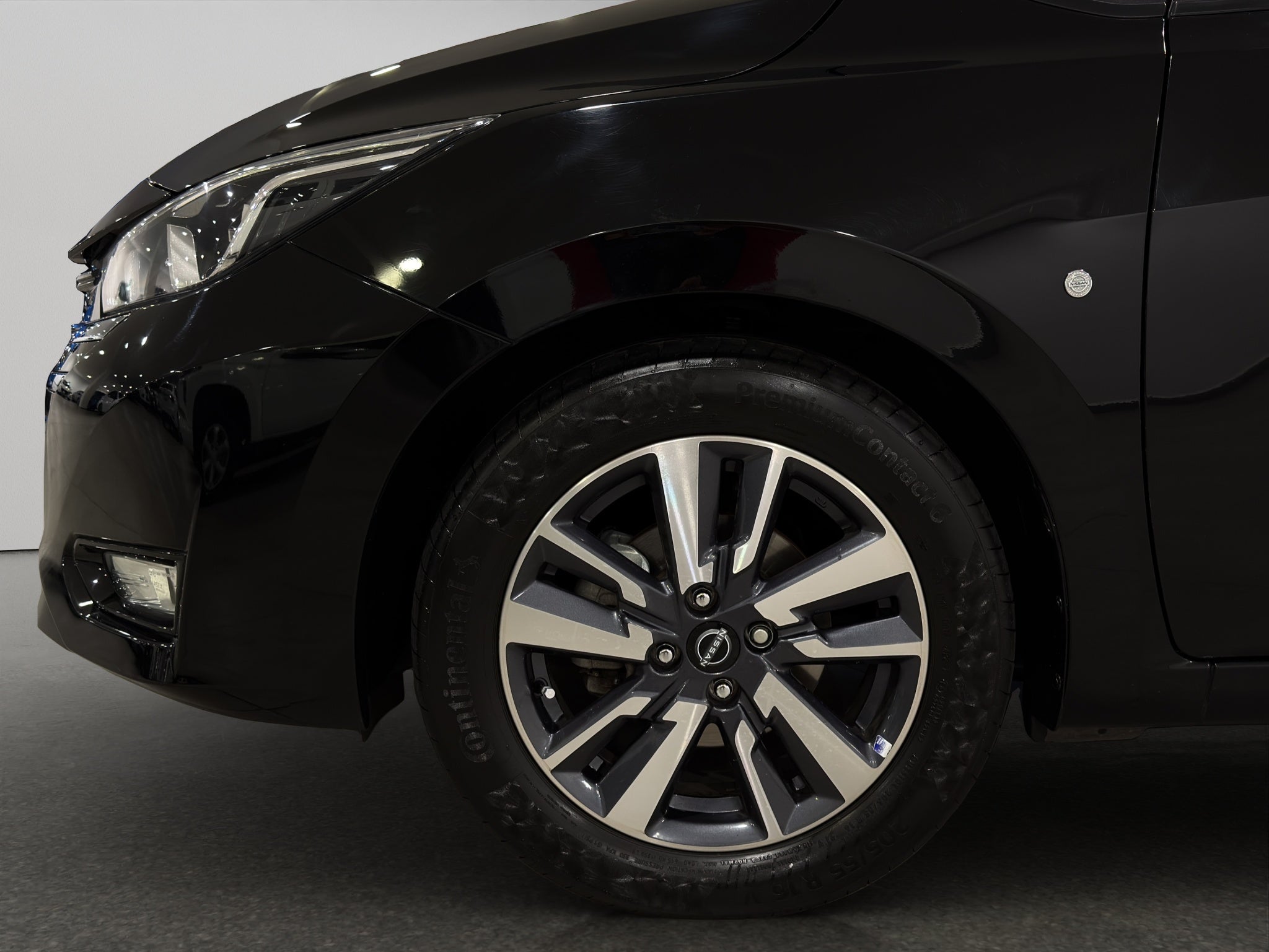 2024 Nissan Versa 4 pts. Advance, TM5, a/ac., f. niebla, RA-16