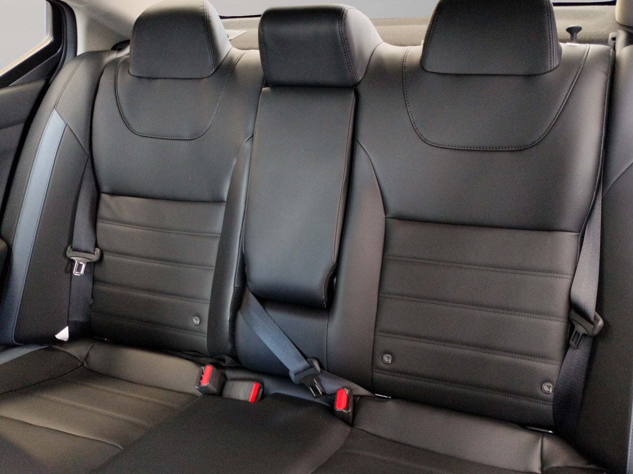 2024 Nissan Versa 4 pts. Exclusive, CVT, a/ac. Aut., piel, f. niebla, f. led, RA-17