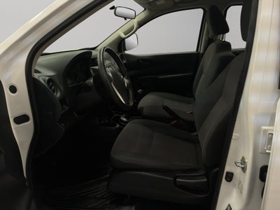 2020 Nissan Comerciales NP300 4 pts. S, Pick-Up, Doble Cab., TM6, a/ac. (línea anterior)