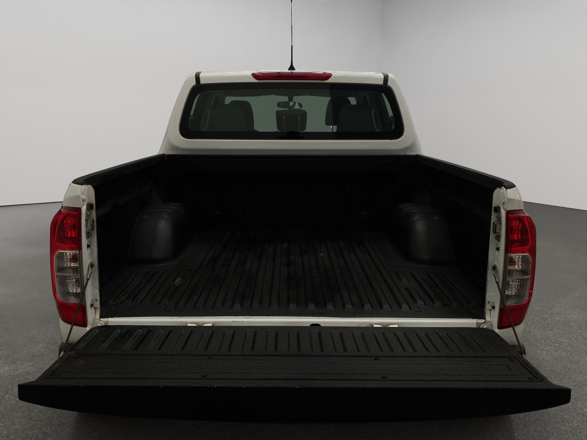 2020 Nissan Comerciales NP300 4 pts. S, Pick-Up, Doble Cab., TM6, a/ac. (línea anterior)