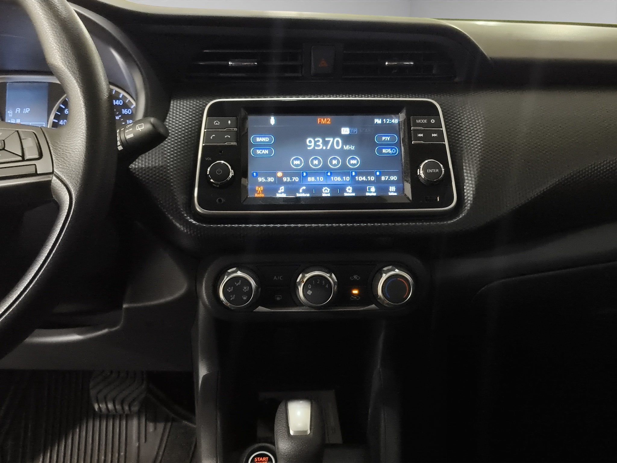2024 Nissan Kicks VUD 5 pts. Advance, 1.6l, TM5, a/ac., VE, RA-16 (línea anterior)