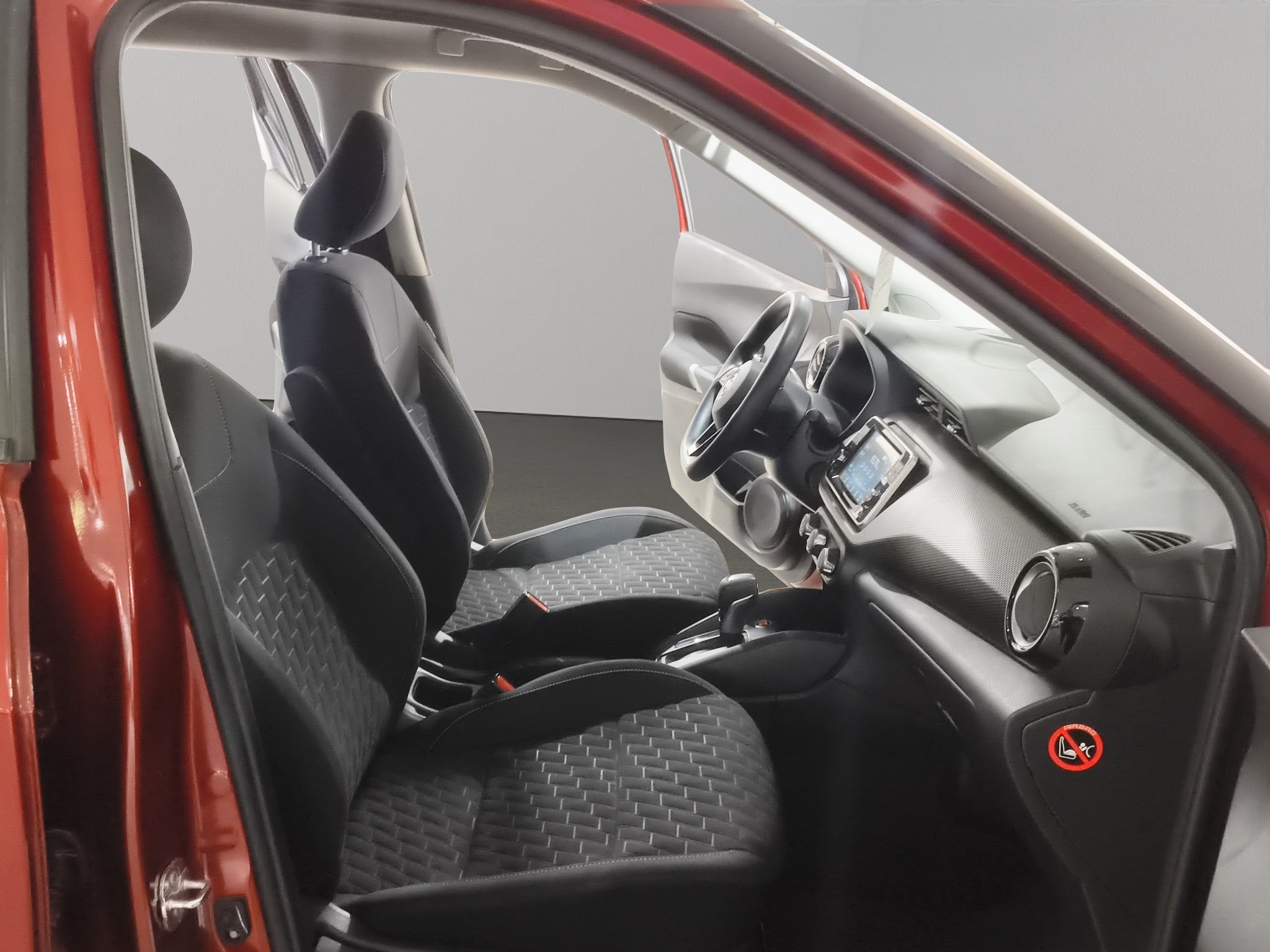2024 Nissan Kicks VUD 5 pts. Advance, 1.6l, TM5, a/ac., VE, RA-16 (línea anterior)