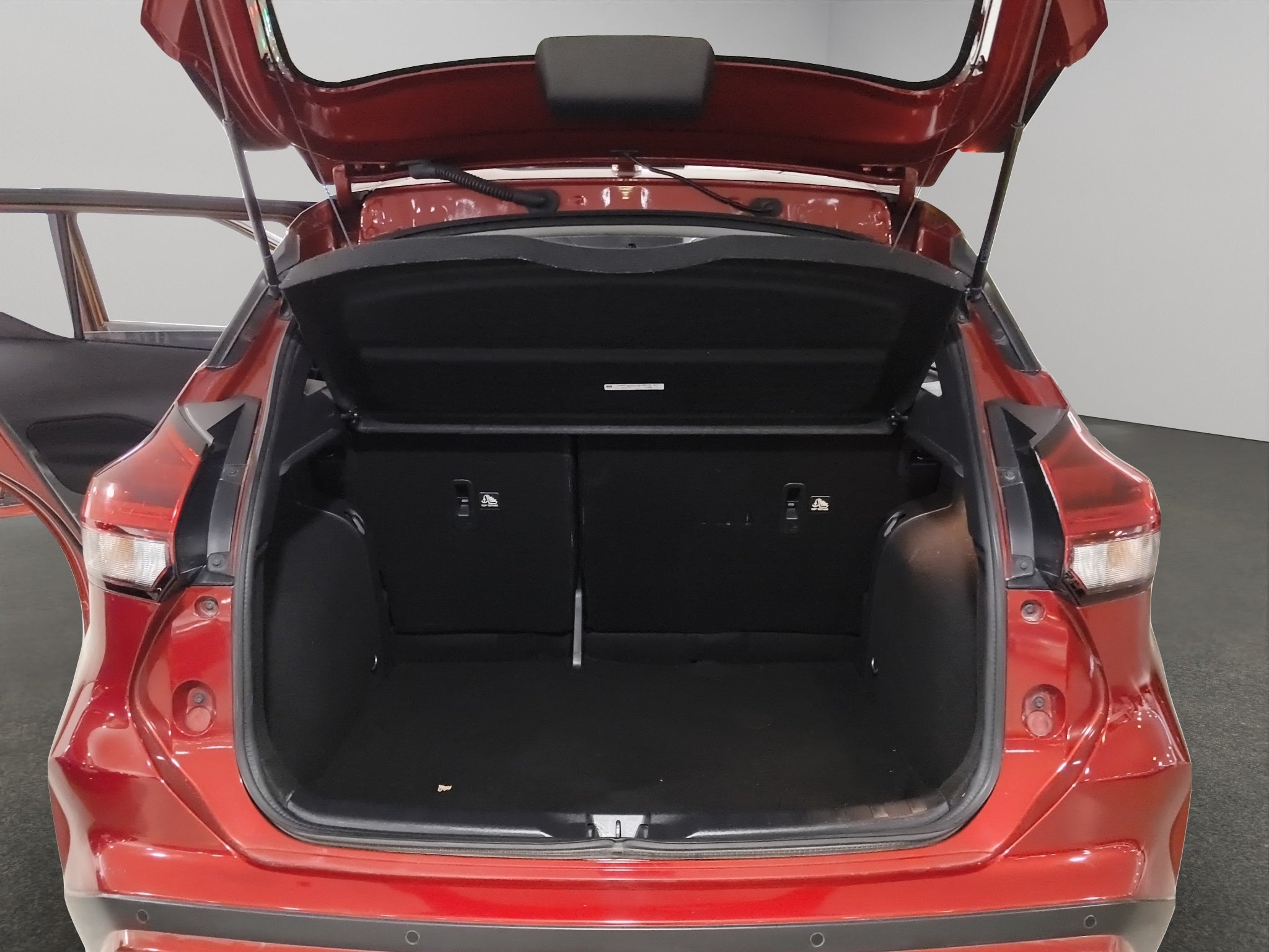 2024 Nissan Kicks VUD 5 pts. Advance, 1.6l, TM5, a/ac., VE, RA-16 (línea anterior)