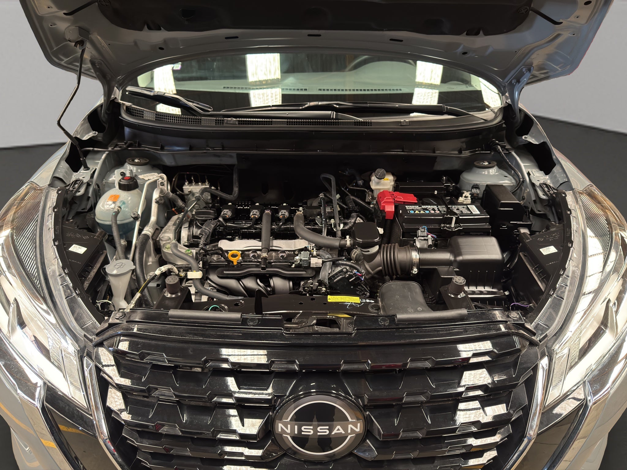 2025 Nissan Kicks VUD 5 pts. Play Advance, 1.6l, TM5, RA-17 (línea nueva)
