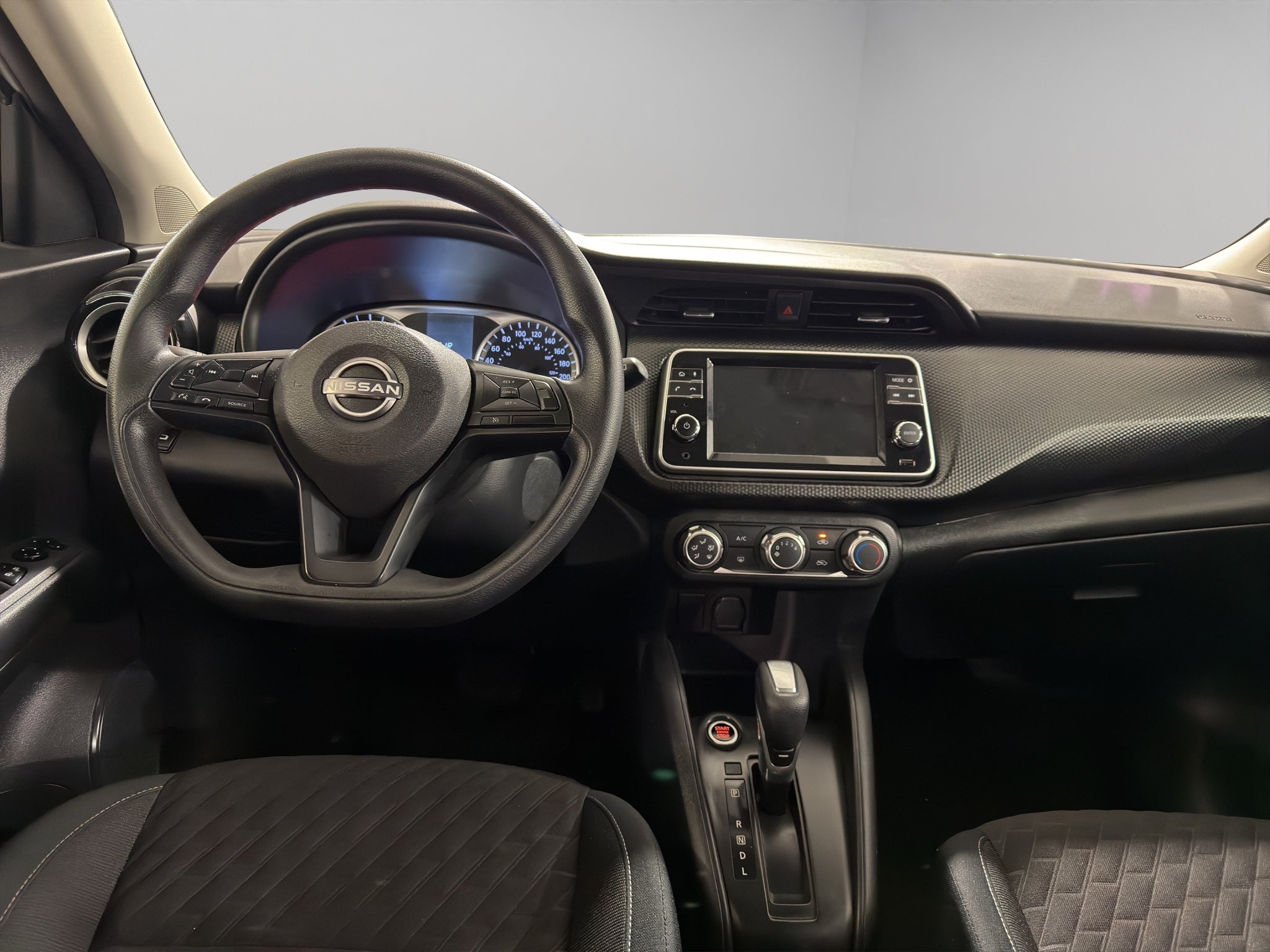 2024 Nissan Kicks VUD 5 pts. Advance, 1.6l, TM5, a/ac., VE, RA-16 (línea anterior)
