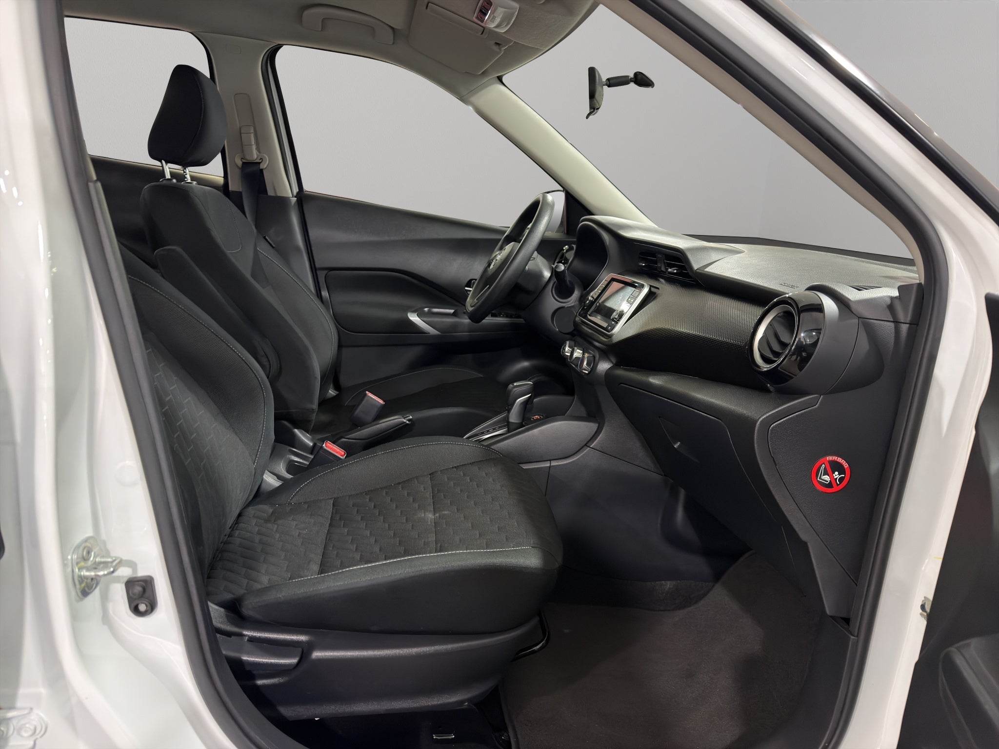 2024 Nissan Kicks VUD 5 pts. Advance, 1.6l, TM5, a/ac., VE, RA-16 (línea anterior)