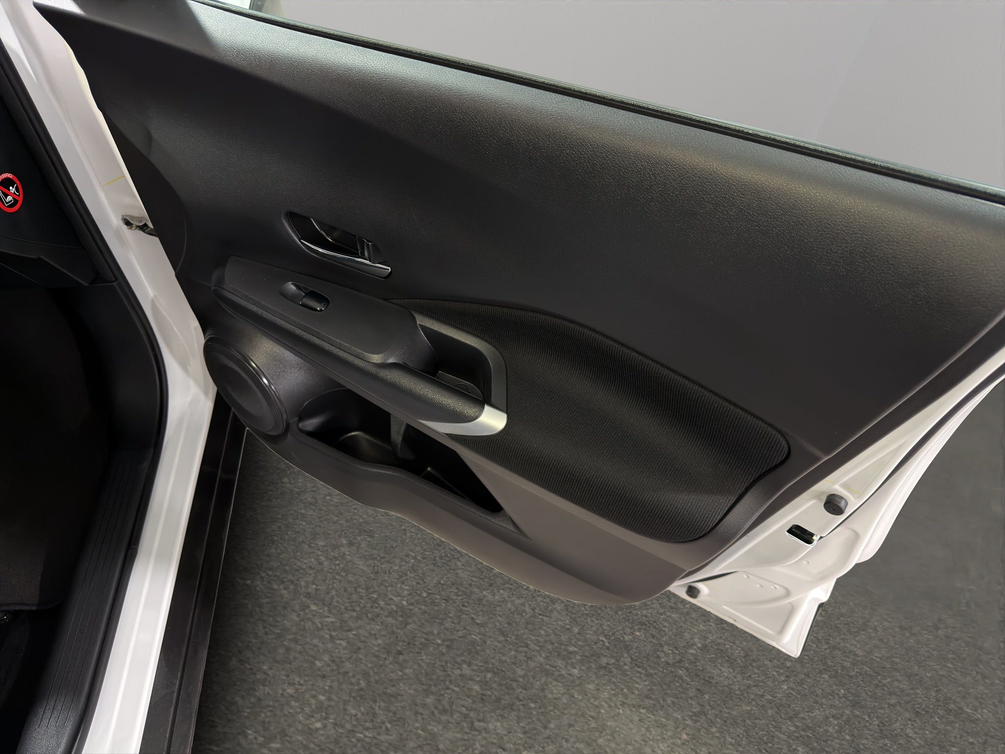 2024 Nissan Kicks VUD 5 pts. Advance, 1.6l, TM5, a/ac., VE, RA-16 (línea anterior)