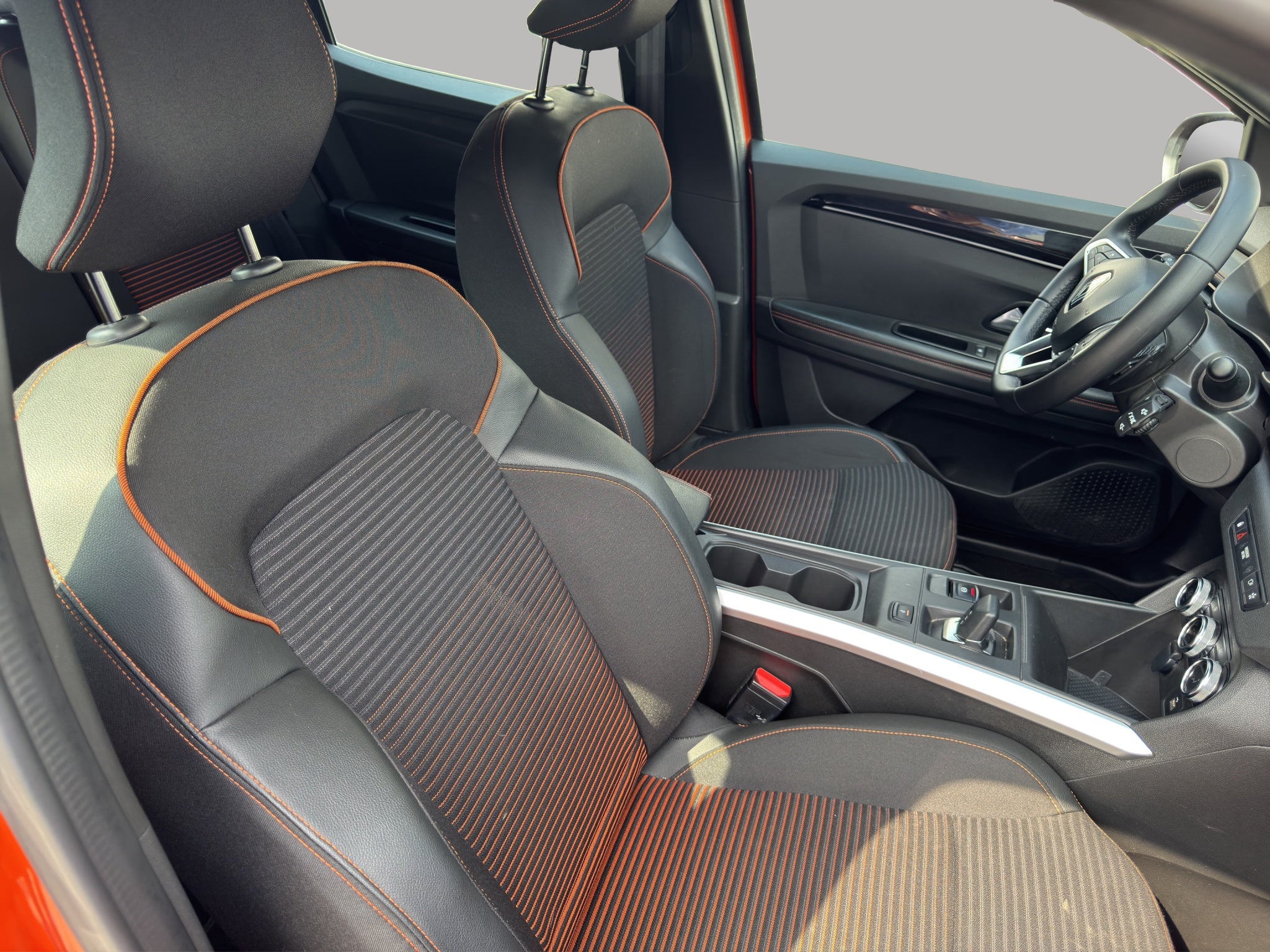 2025 Renault Kardian VUD 5 pts. Premiere Edition, 1.0T, TA, a/ac., f. niebla, RA-17 bitono