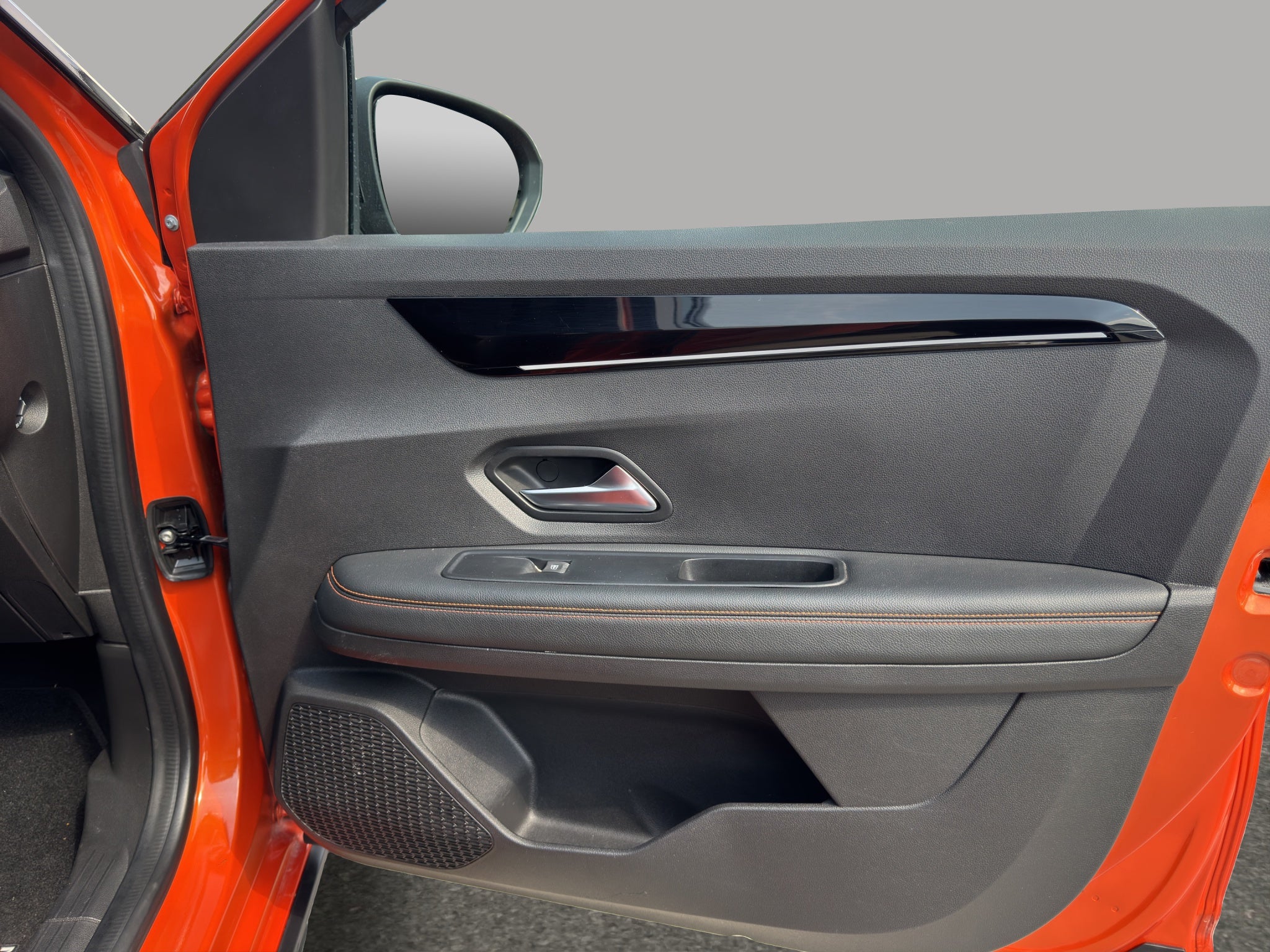 2025 Renault Kardian VUD 5 pts. Premiere Edition, 1.0T, TA, a/ac., f. niebla, RA-17 bitono