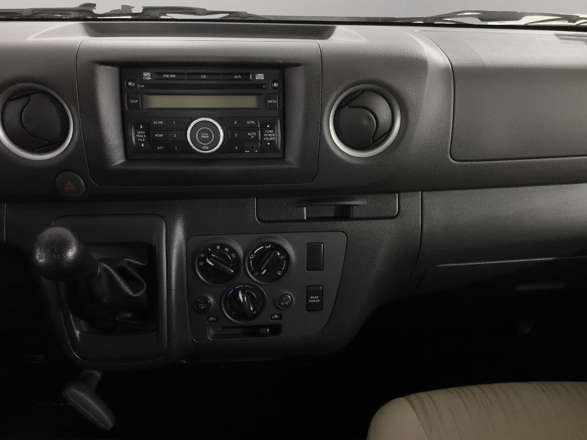 2022 Nissan Urvan Pasajeros 4 pts. TM5, a/ac., VE, 12 pas.