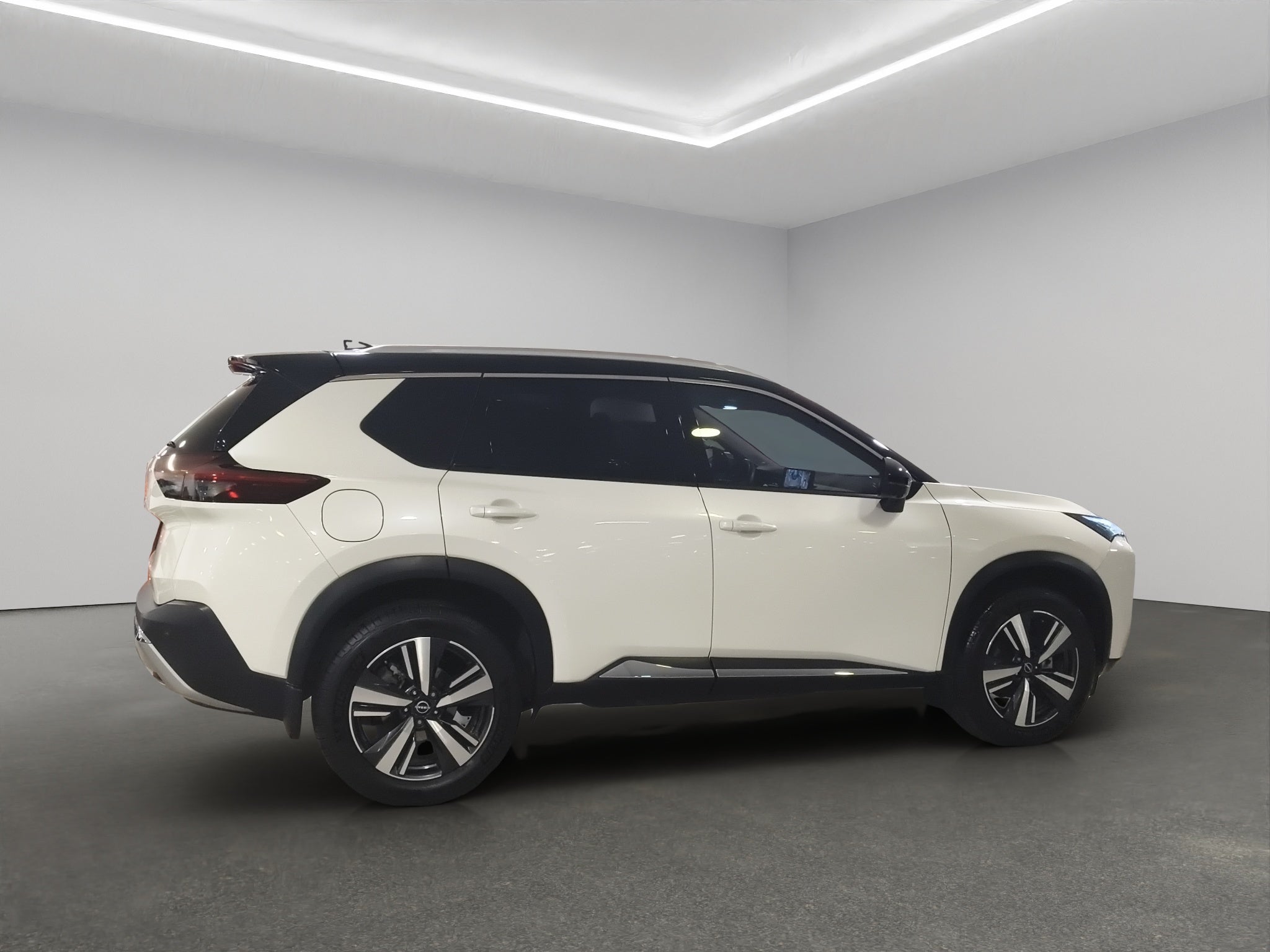 2025 Nissan X-Trail VUD 5 pts. Platinum, TA, piel, QCP, GPS, RA-19
