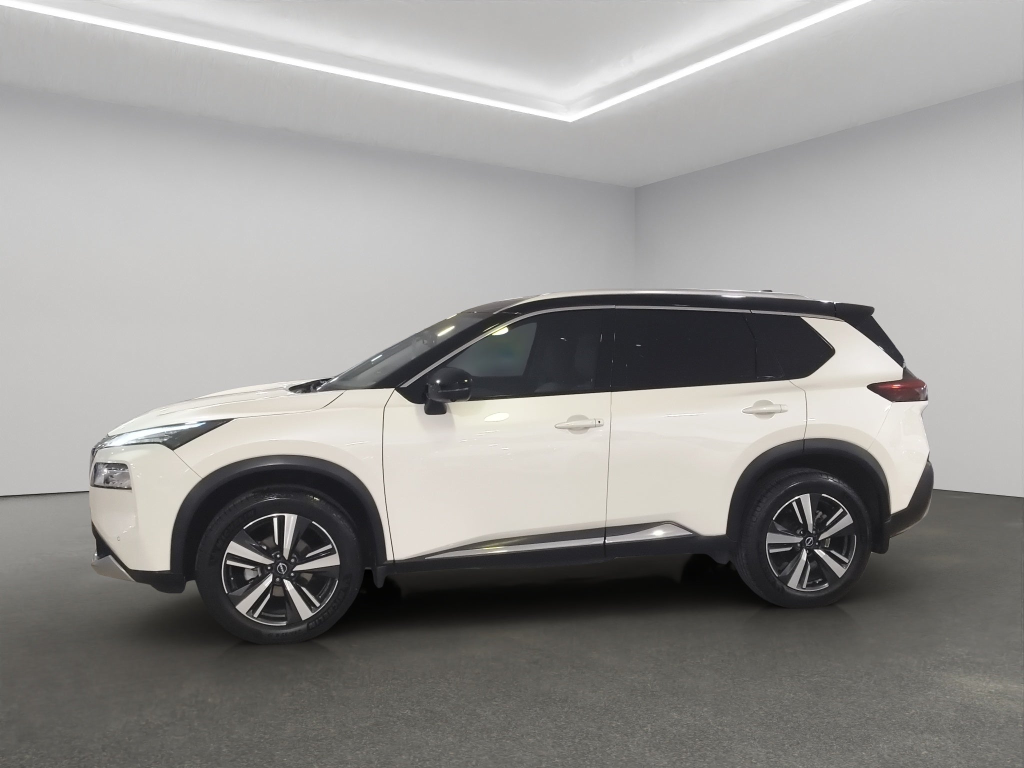 2025 Nissan X-Trail VUD 5 pts. Platinum, TA, piel, QCP, GPS, RA-19