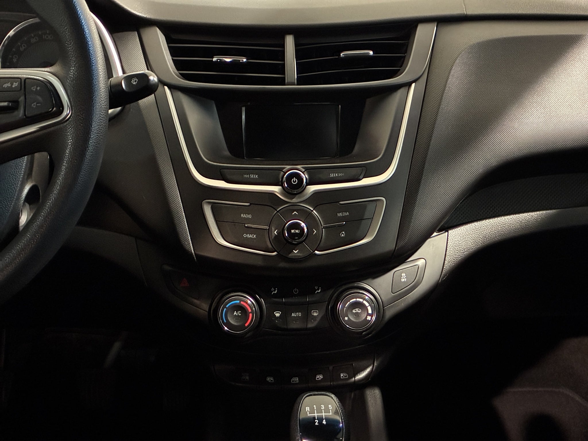 2023 Chevrolet Aveo 4 pts. LT, TM5, a/ac. Aut., f. niebla, RA-15 (línea anterior)