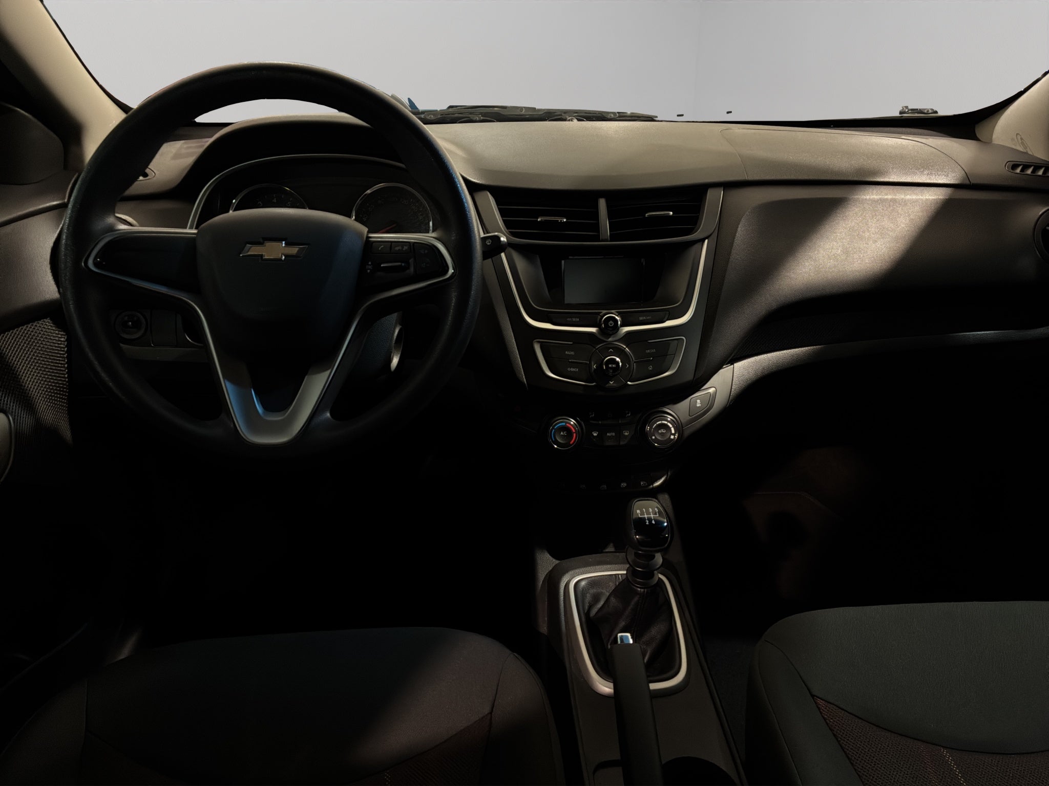 2023 Chevrolet Aveo 4 pts. LT, TM5, a/ac. Aut., f. niebla, RA-15 (línea anterior)