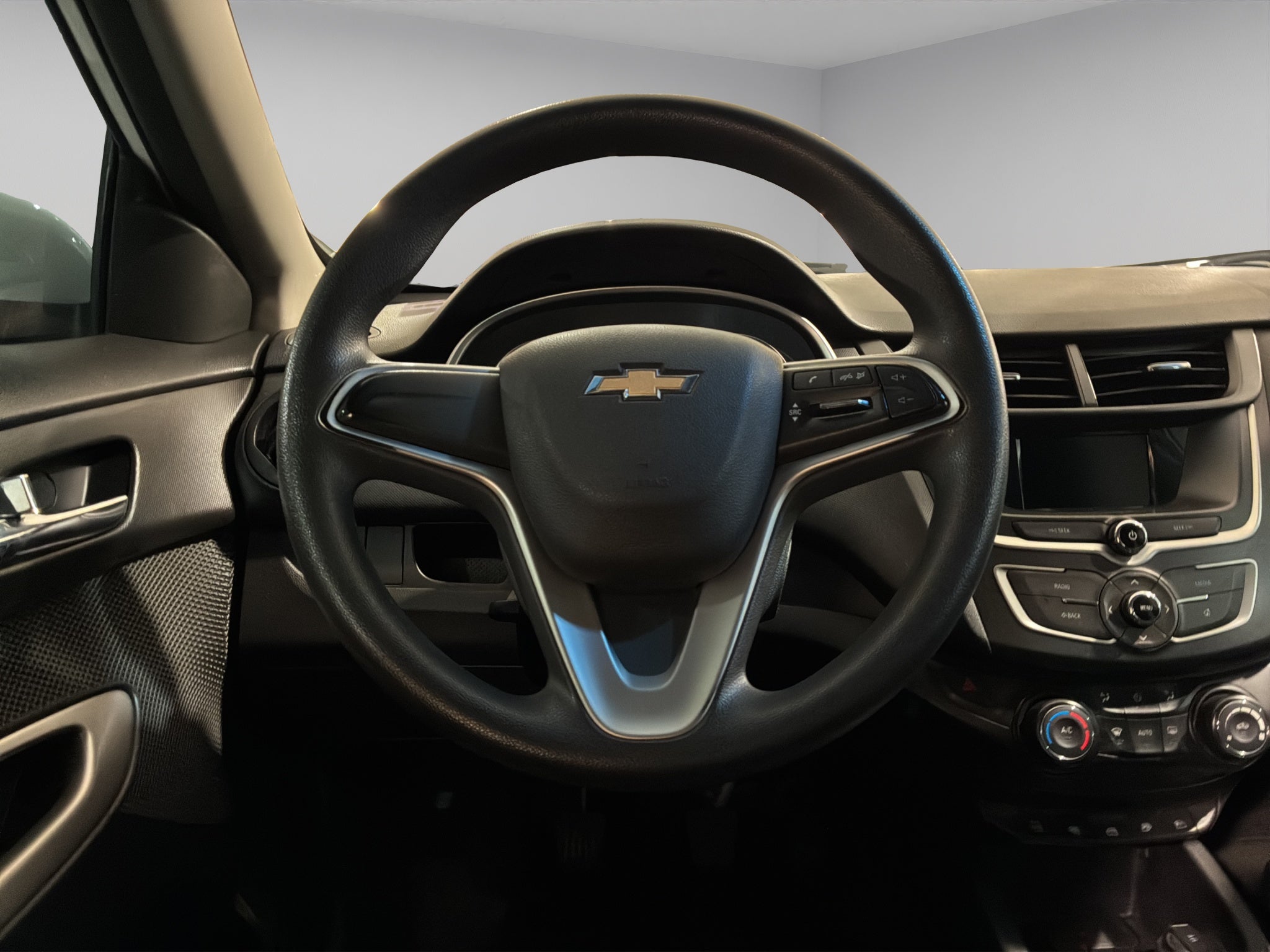 2023 Chevrolet Aveo 4 pts. LT, TM5, a/ac. Aut., f. niebla, RA-15 (línea anterior)