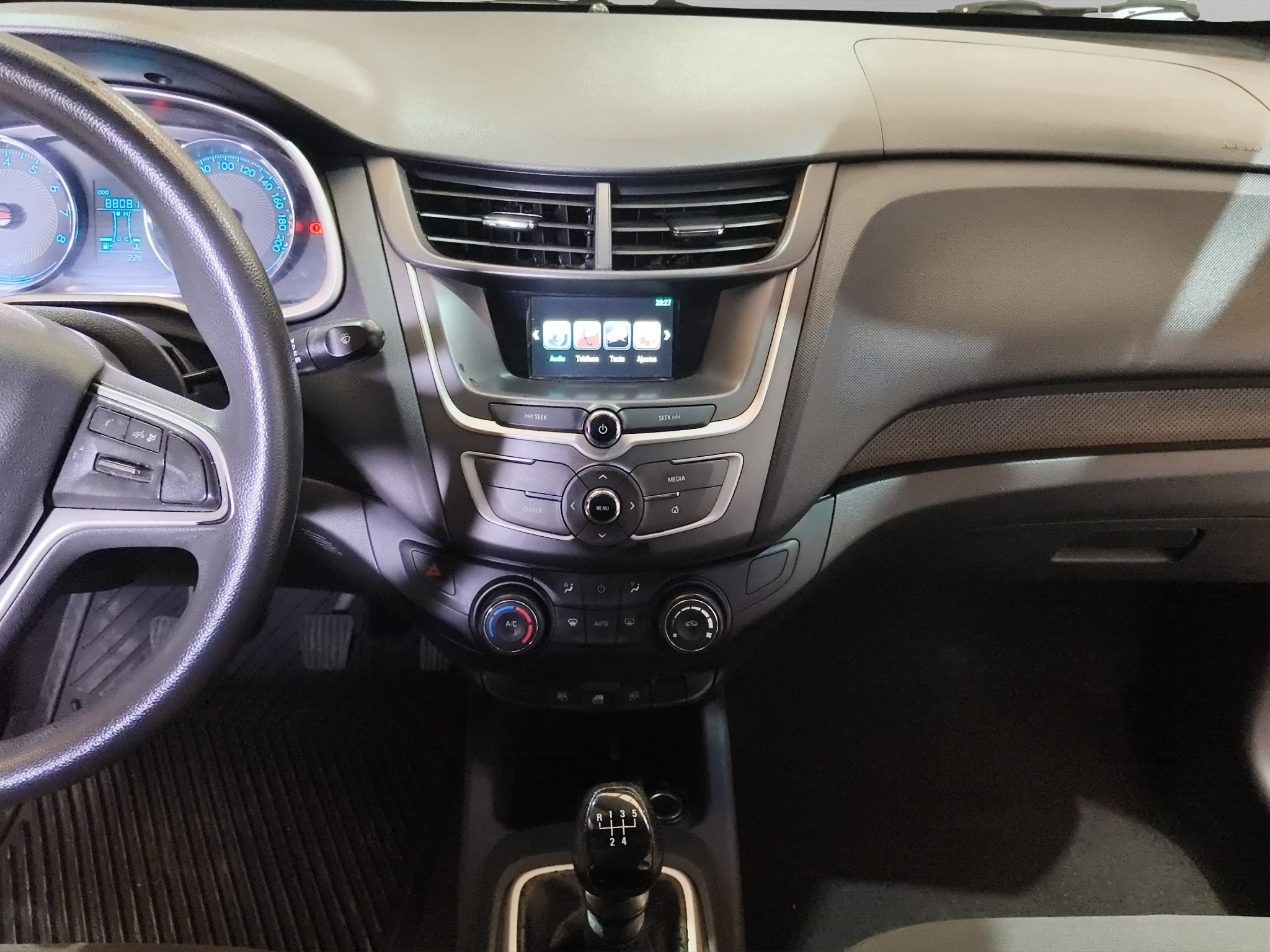 2020 Chevrolet Aveo 4 pts. LT, TM5, a/ac. Aut., f. niebla, RA-15
