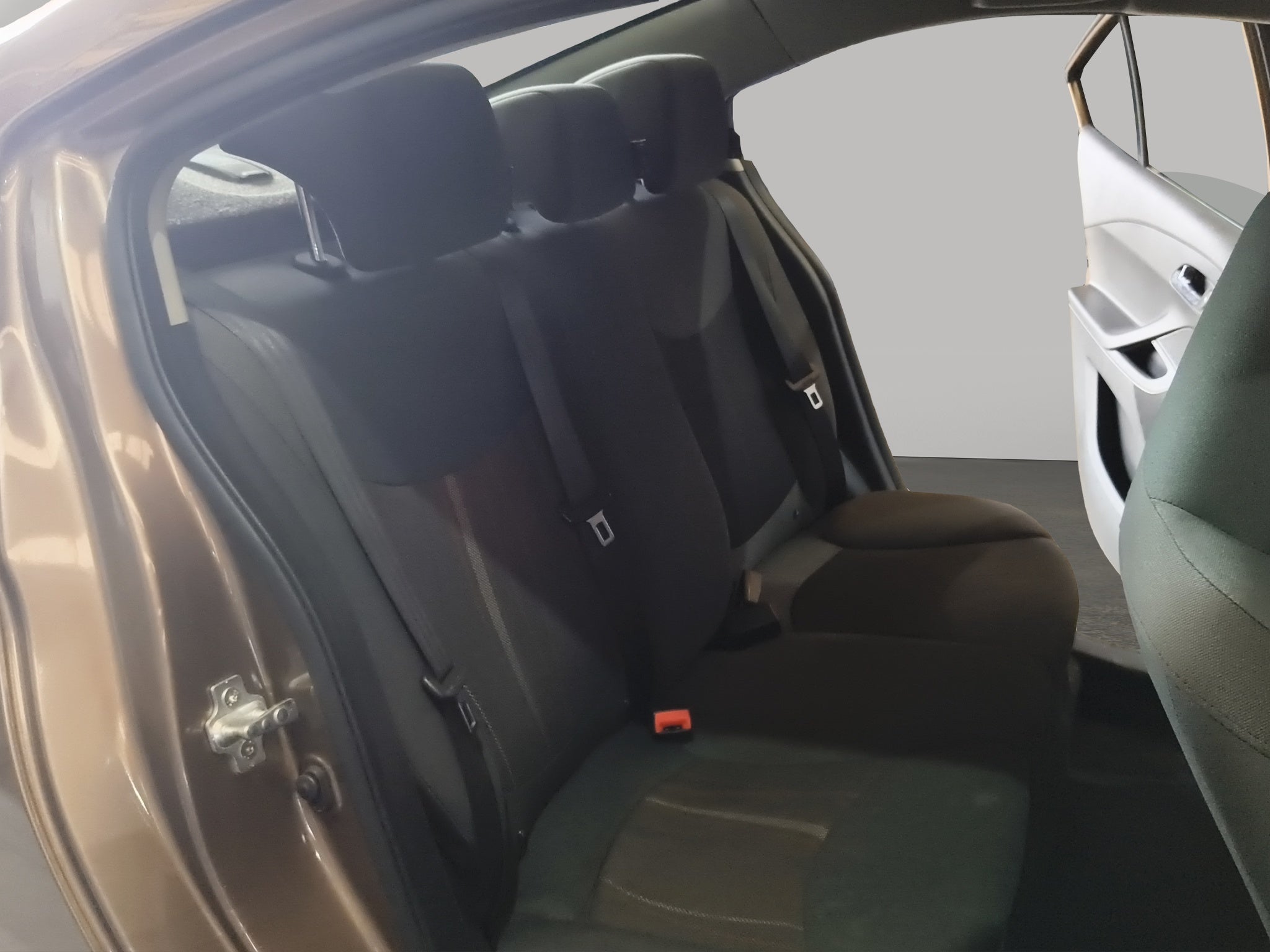 2020 Chevrolet Aveo 4 pts. LT, TM5, a/ac. Aut., f. niebla, RA-15