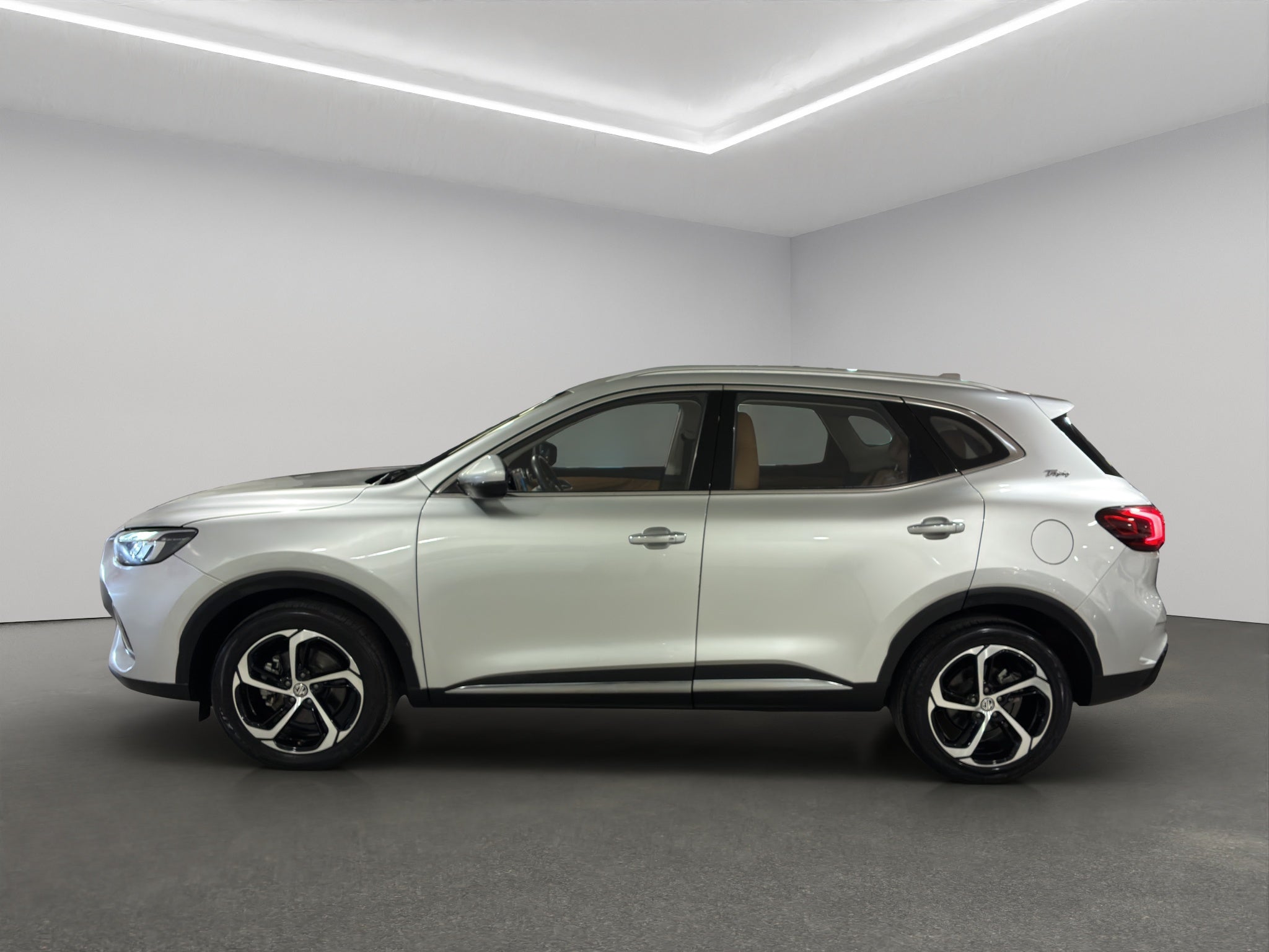 2024 MG HS VUD 5 pts. Trophy Pack, piel, astos. cubo, TP, RA-18 (línea nueva)