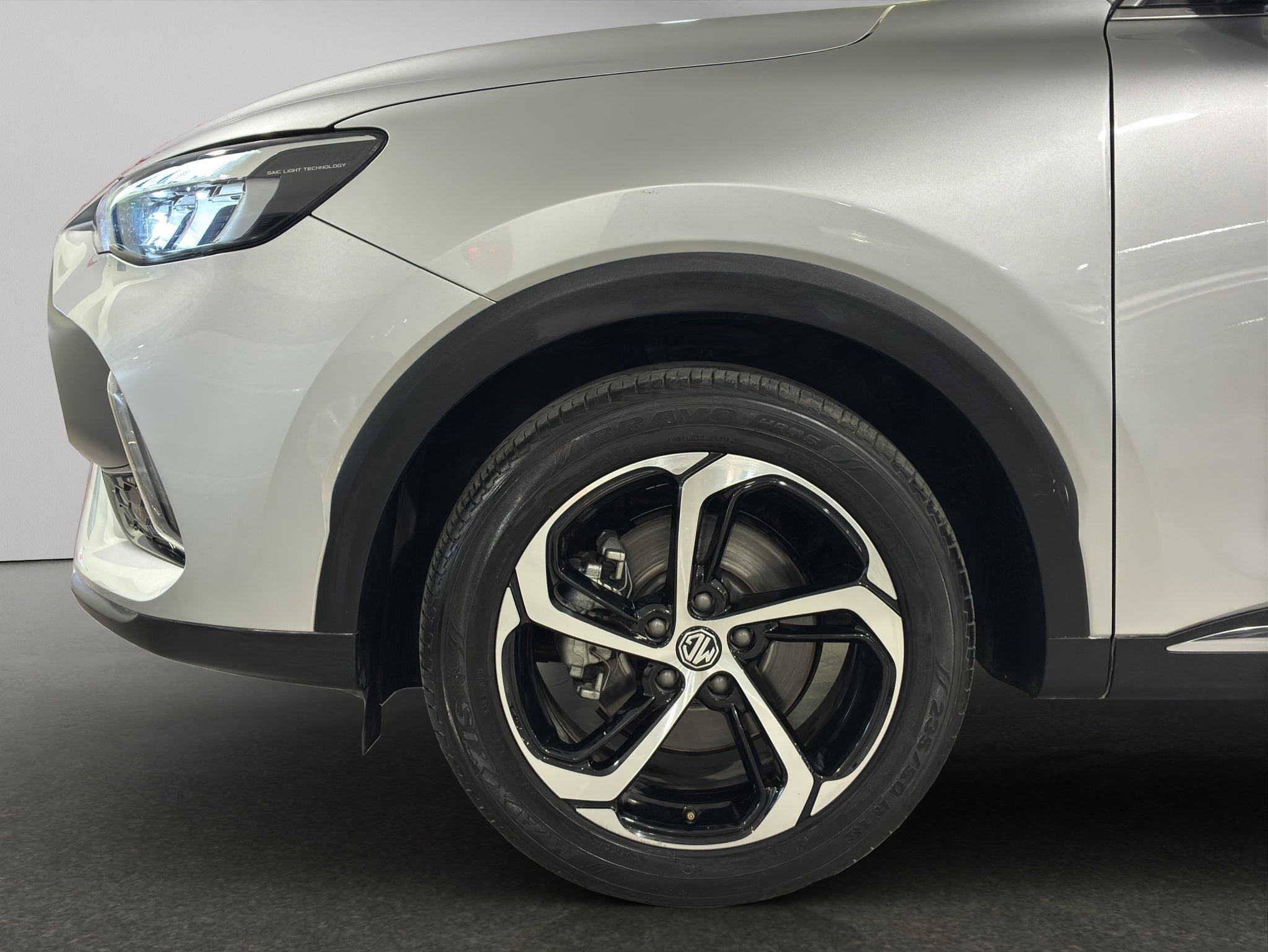 2024 MG HS VUD 5 pts. Trophy Pack, piel, astos. cubo, TP, RA-18 (línea nueva)