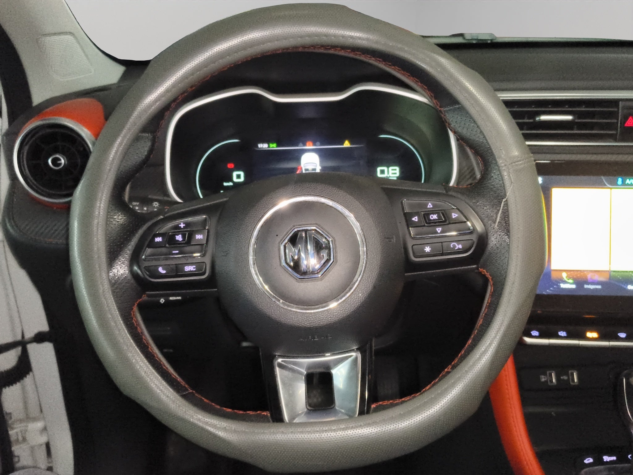 2023 MG ZS VUD 5 pts. Elegance, 1.5l, TA, piel, TP, RA-17 bitono