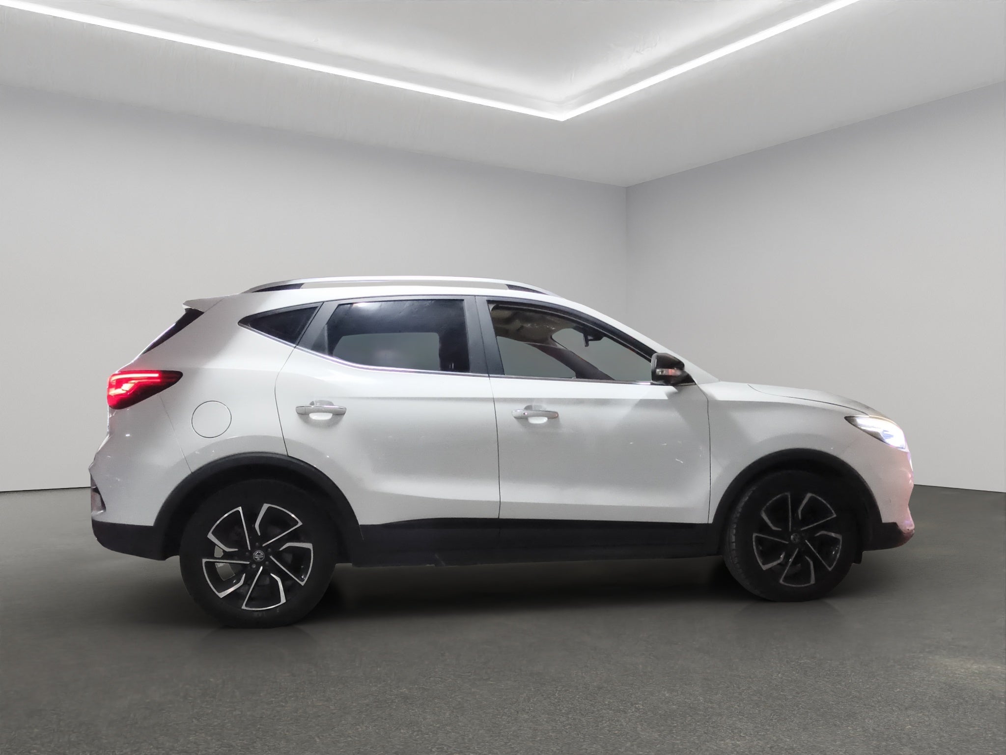 2023 MG ZS VUD 5 pts. Elegance, 1.5l, TA, piel, TP, RA-17 bitono