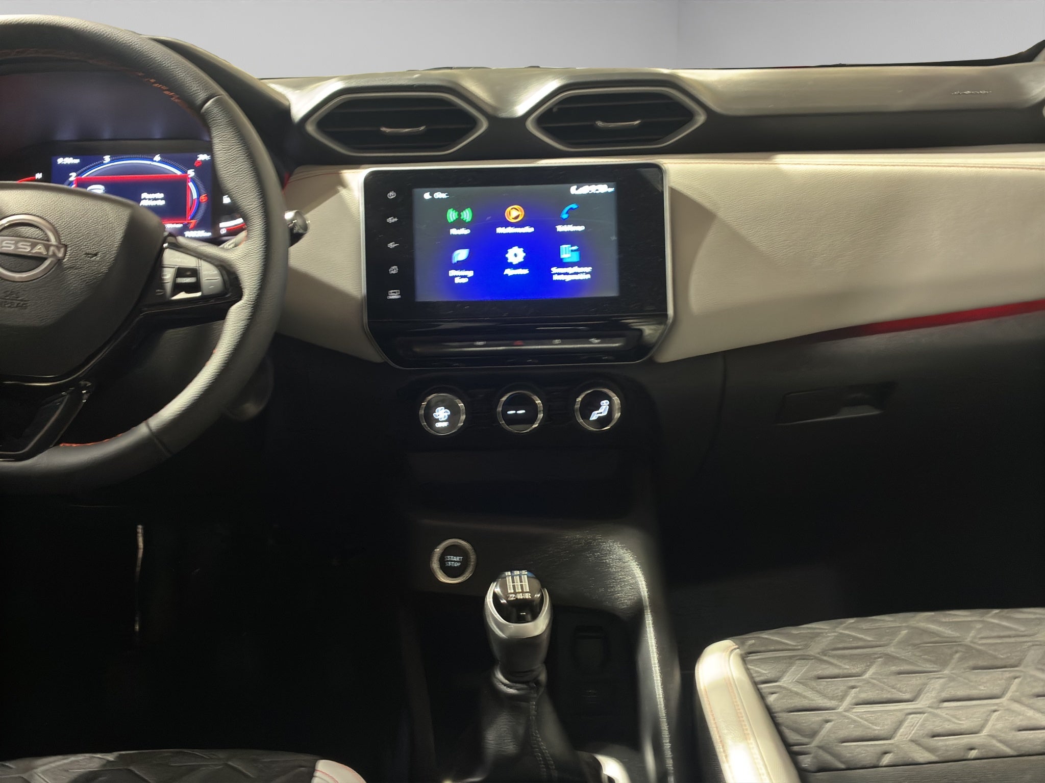 2025 Nissan Magnite VUD 5 pts. Exclusive, 1.0T, TM5, piel, RA-16