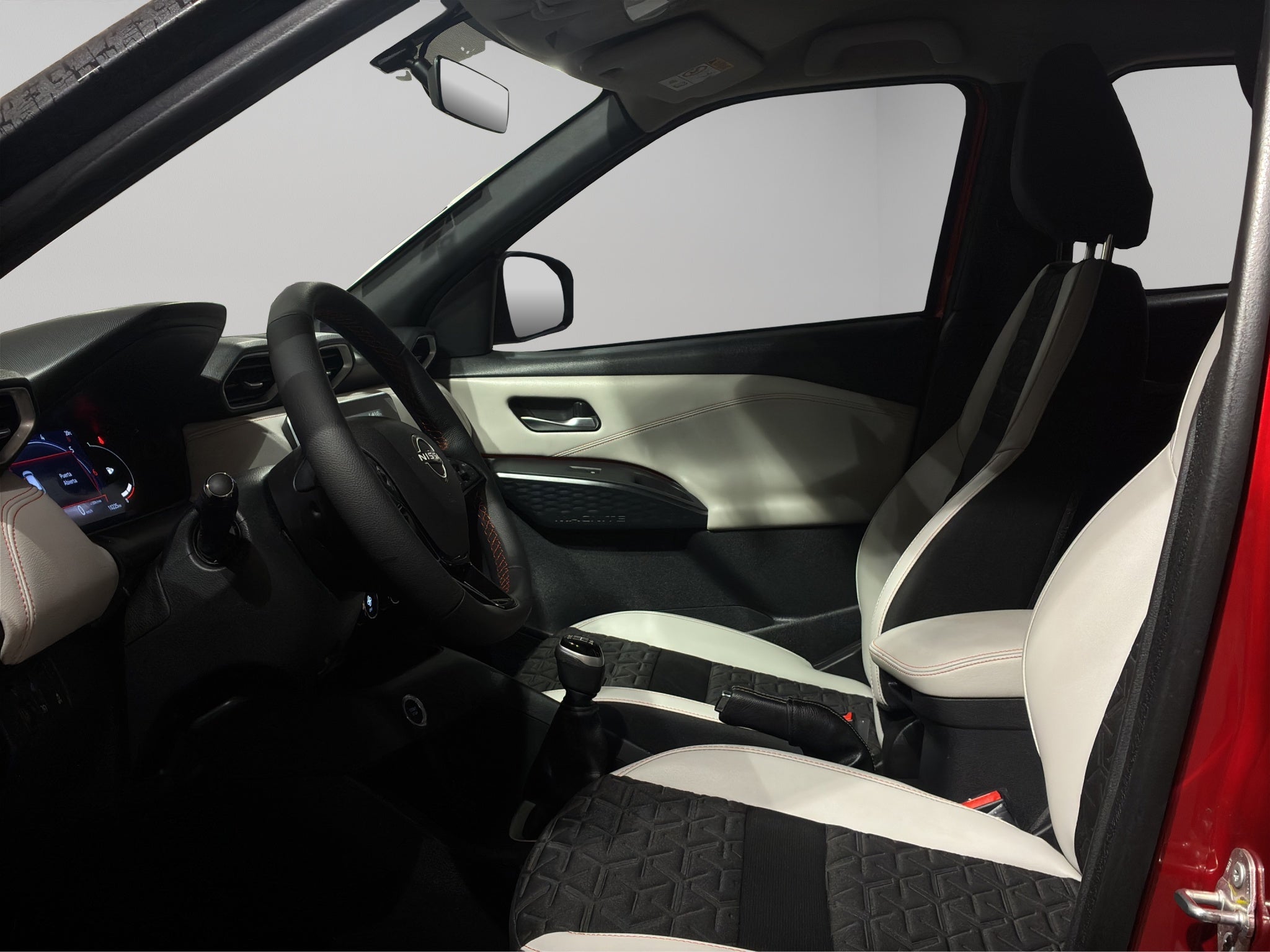 2025 Nissan Magnite VUD 5 pts. Exclusive, 1.0T, TM5, piel, RA-16