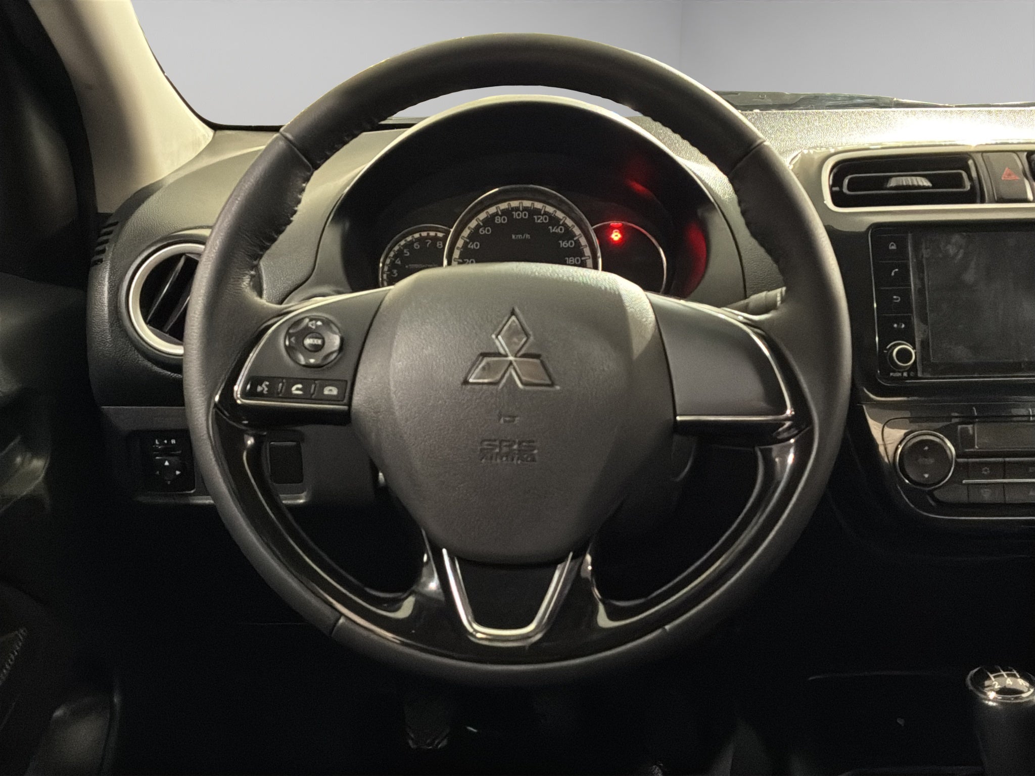 2025 Mitsubishi Mirage 4 pts. G4 GLS, TM5, climatronic, VE, f. niebla, RA-15