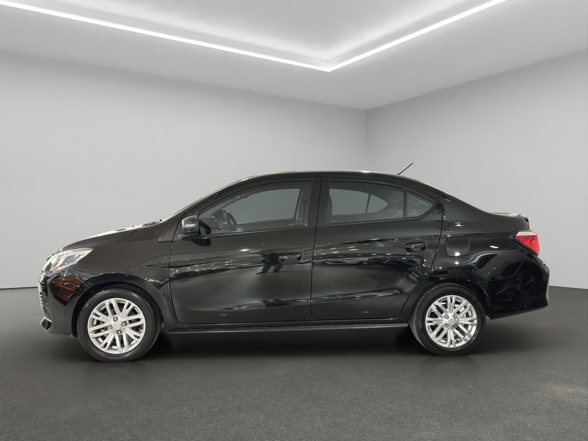 2023 Mitsubishi Mirage 4 pts. G4 GLS, TM5, climatronic, VE, f. niebla, RA-15