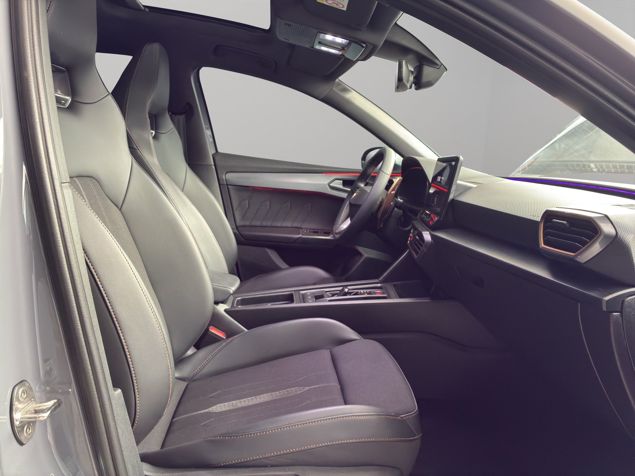 2024 Cupra León 5 pts. High, 300 HP, 2.0T, DSG, QC, RA-19 (línea anterior)