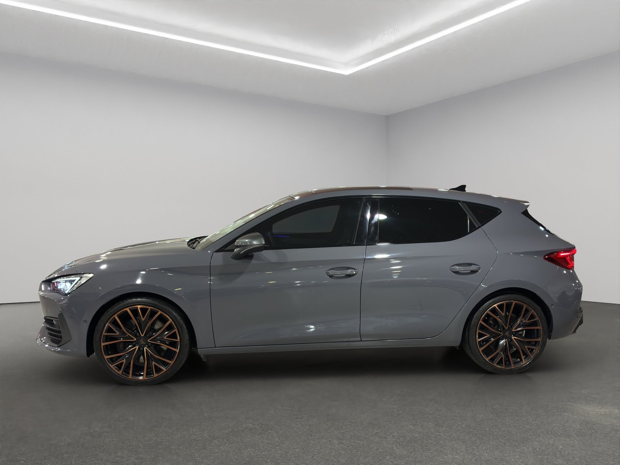 2024 Cupra León 5 pts. High, 300 HP, 2.0T, DSG, QC, RA-19 (línea anterior)