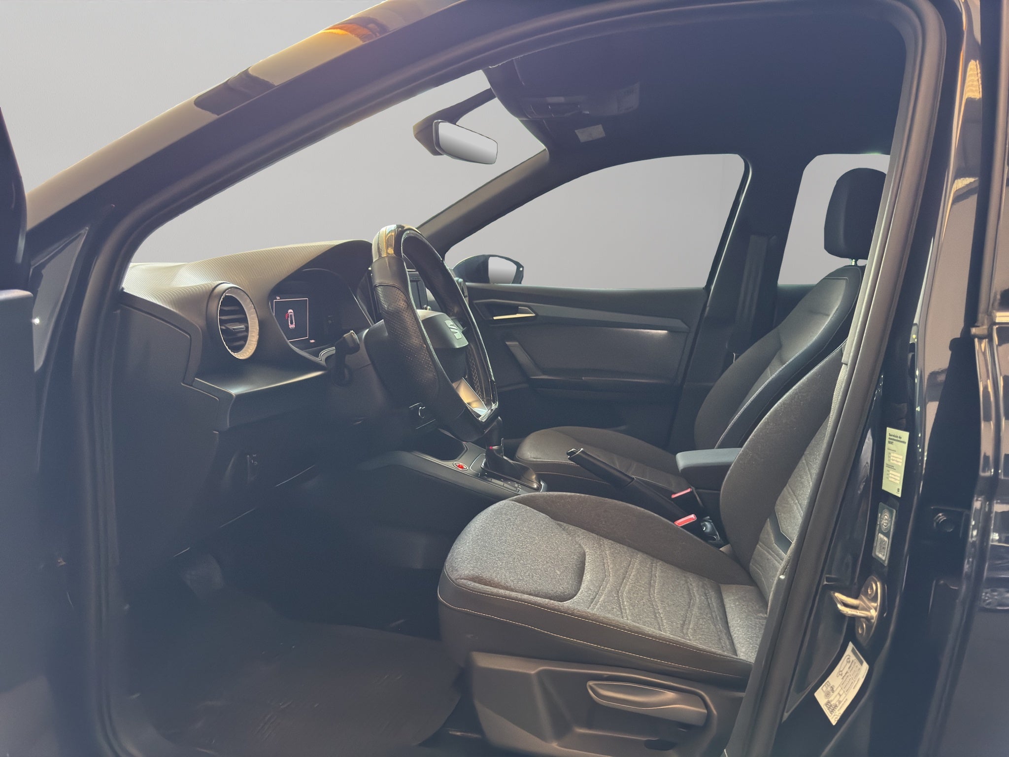 2023 Seat Arona VUD 5 pts. Xperience, 1.6l, climatronic, f. led, cámara reversa, RA-17