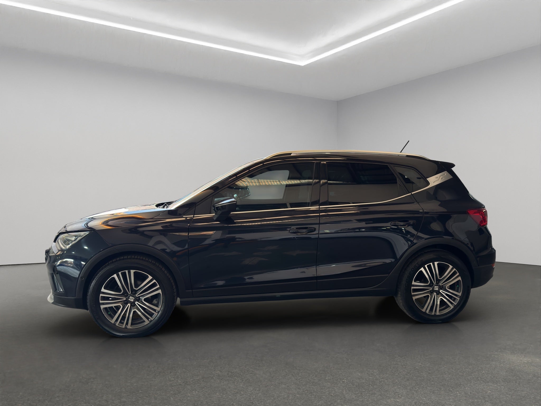 2023 Seat Arona VUD 5 pts. Xperience, 1.6l, climatronic, f. led, cámara reversa, RA-17