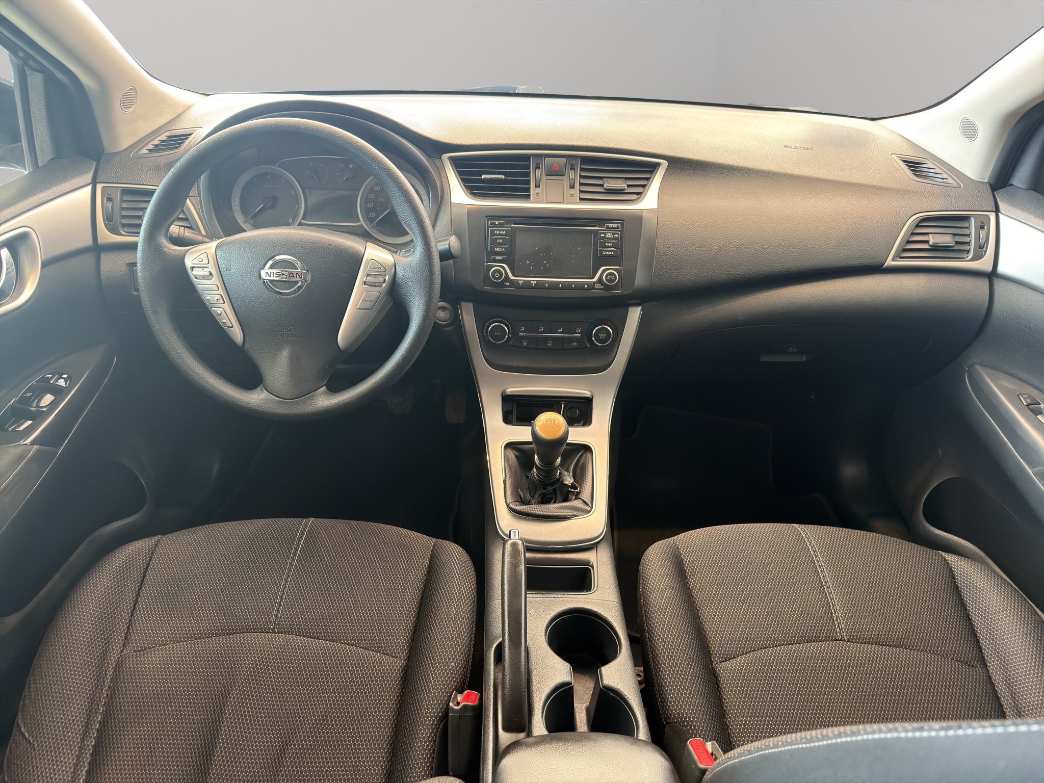 2016 Nissan Sentra 4 pts. Advance, TM6, a/ac., f. niebla, RA-16 (línea anterior)