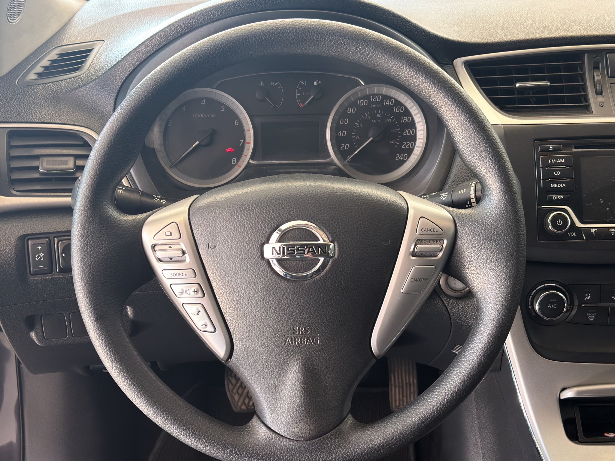 2016 Nissan Sentra 4 pts. Advance, TM6, a/ac., f. niebla, RA-16 (línea anterior)