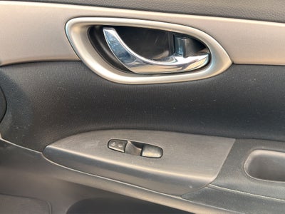 2016 Nissan Sentra 4 pts. Advance, TM6, a/ac., f. niebla, RA-16 (línea anterior)