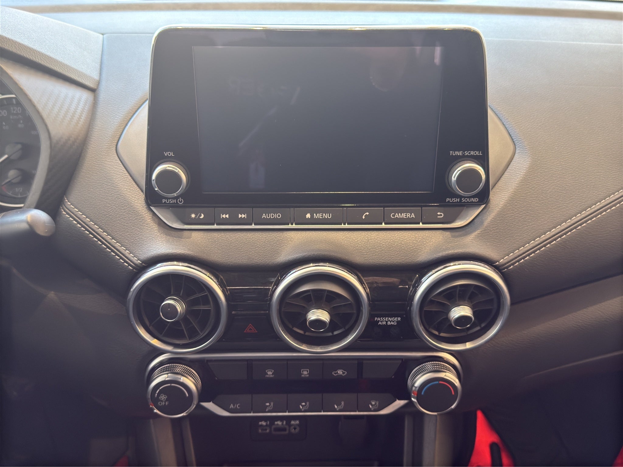 2025 Nissan Sentra 4 pts. Advance, TM6, a/ac., f. niebla, RA-16