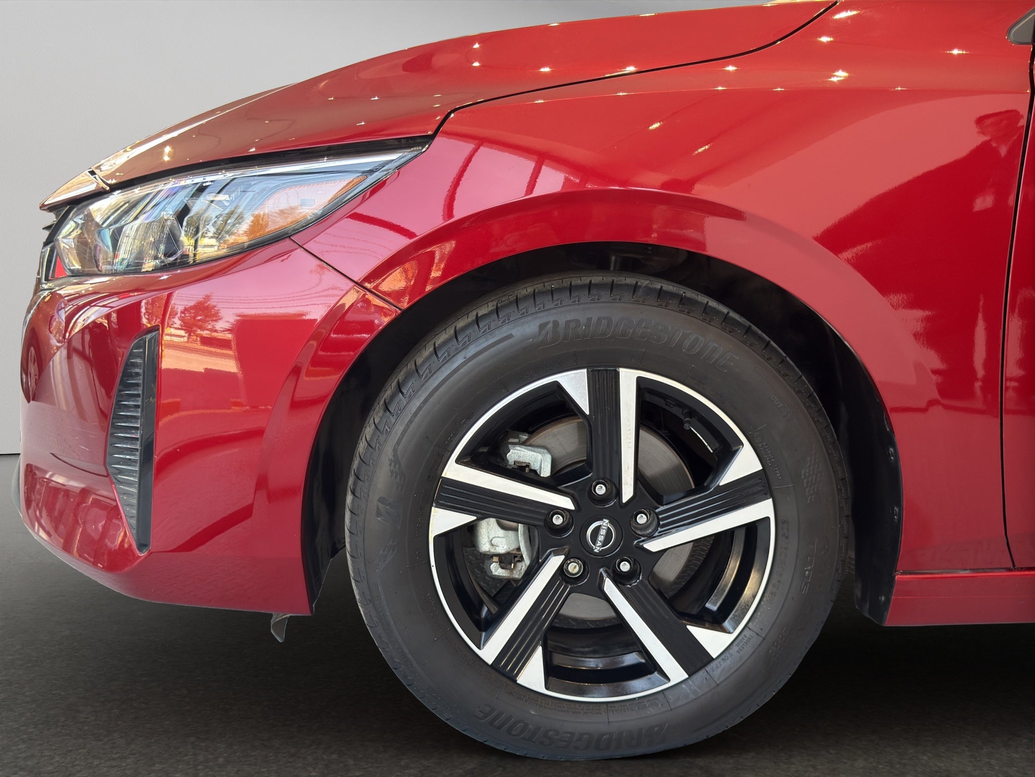 2025 Nissan Sentra 4 pts. Advance, TM6, a/ac., f. niebla, RA-16