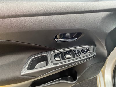 2024 Nissan Versa 4 pts. Advance, TM5, a/ac., f. niebla, RA-16