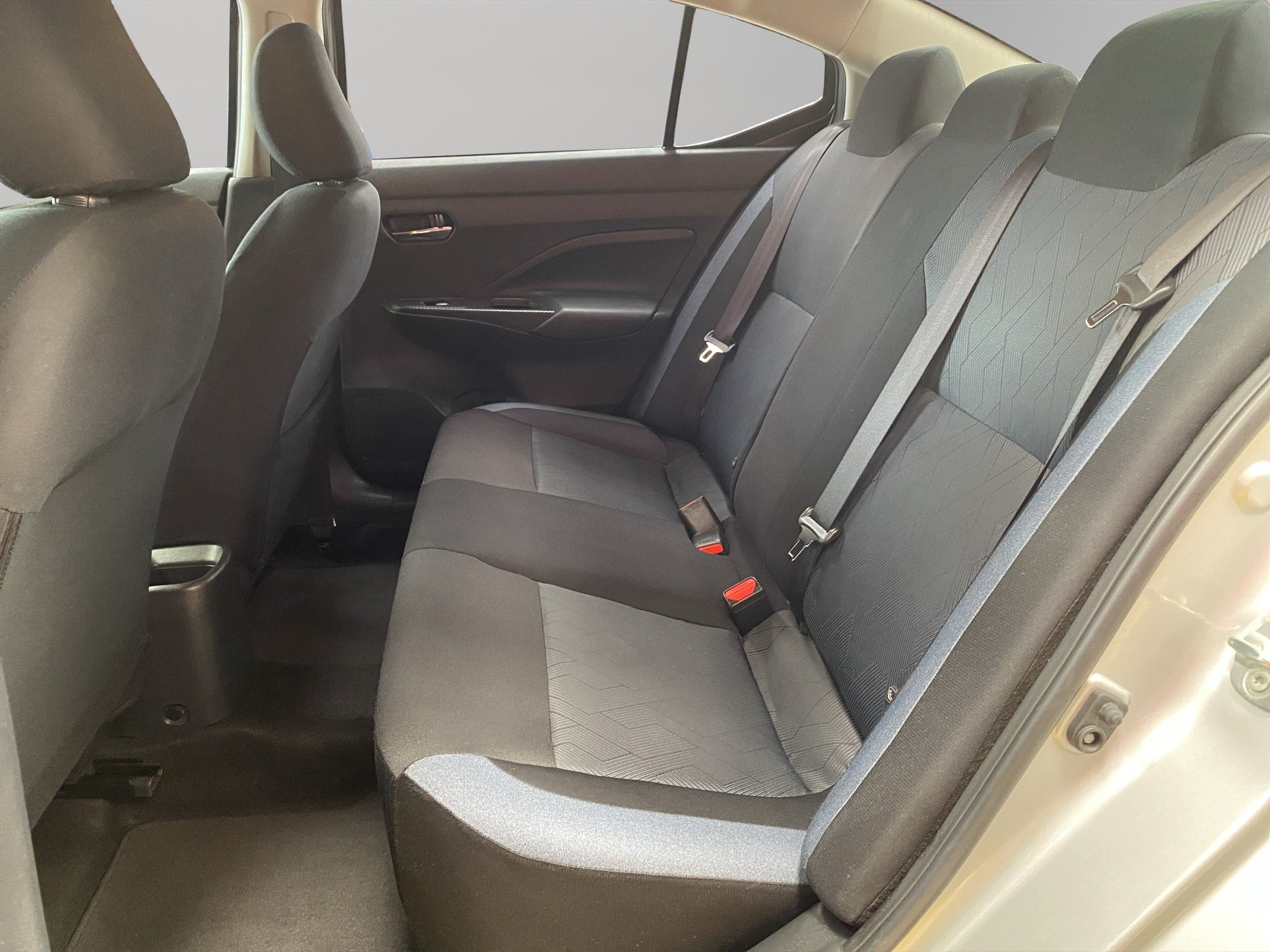 2024 Nissan Versa 4 pts. Advance, TM5, a/ac., f. niebla, RA-16