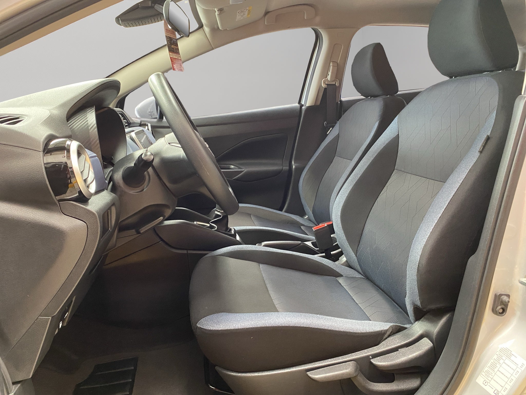 2024 Nissan Versa 4 pts. Advance, TM5, a/ac., f. niebla, RA-16