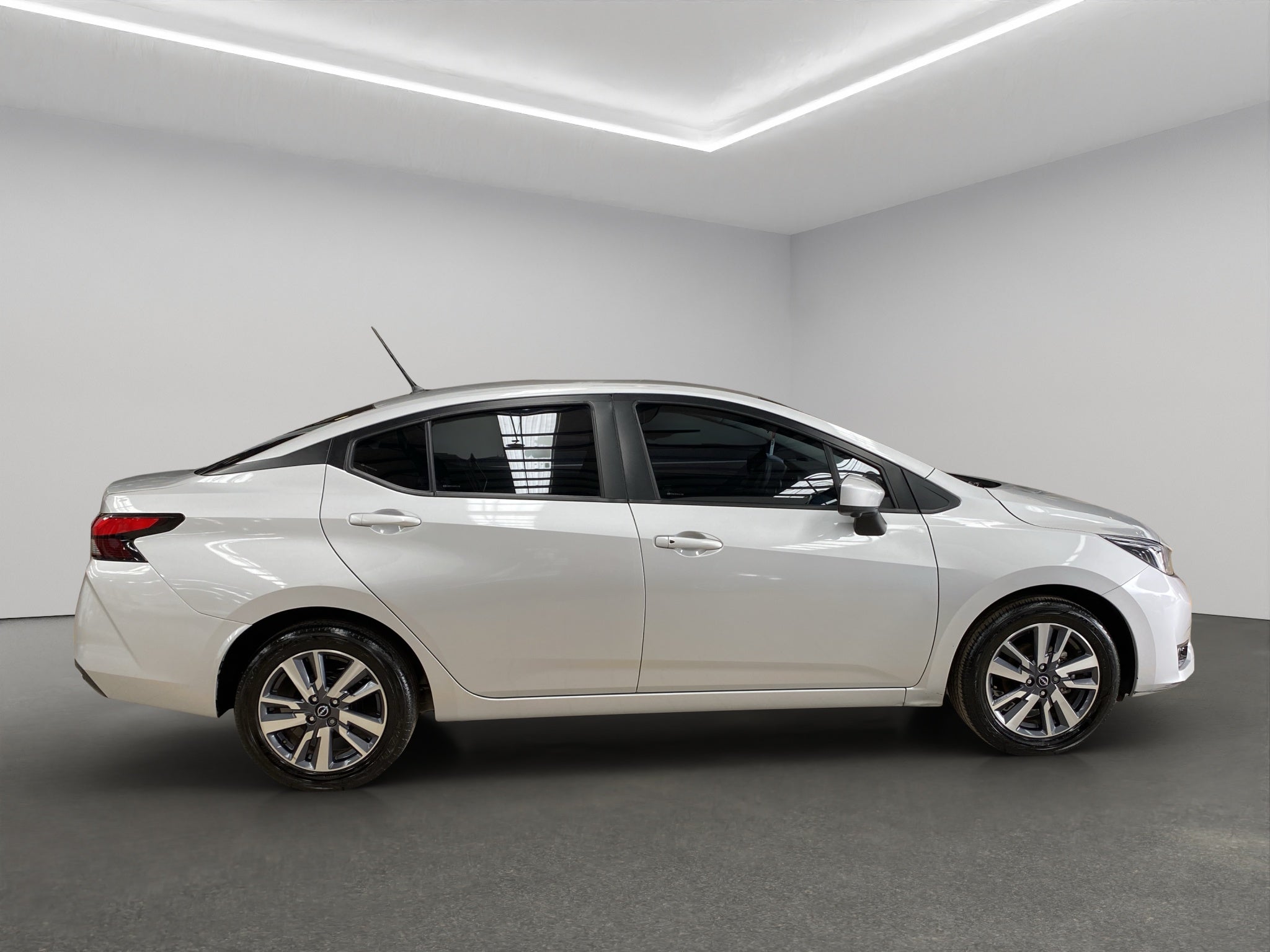 2024 Nissan Versa 4 pts. Advance, TM5, a/ac., f. niebla, RA-16