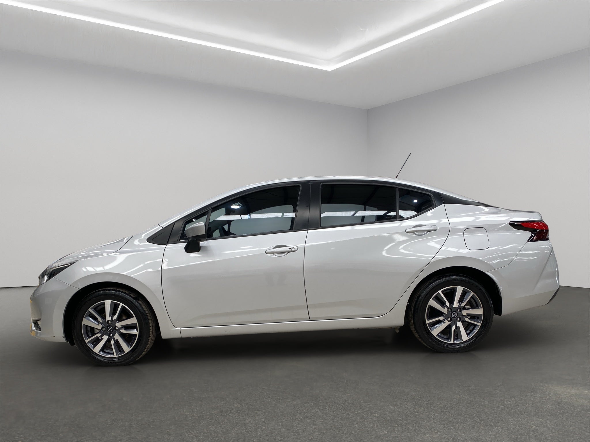 2024 Nissan Versa 4 pts. Advance, TM5, a/ac., f. niebla, RA-16