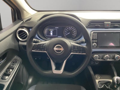2024 Nissan Versa 4 pts. Advance, TM5, a/ac., f. niebla, RA-16